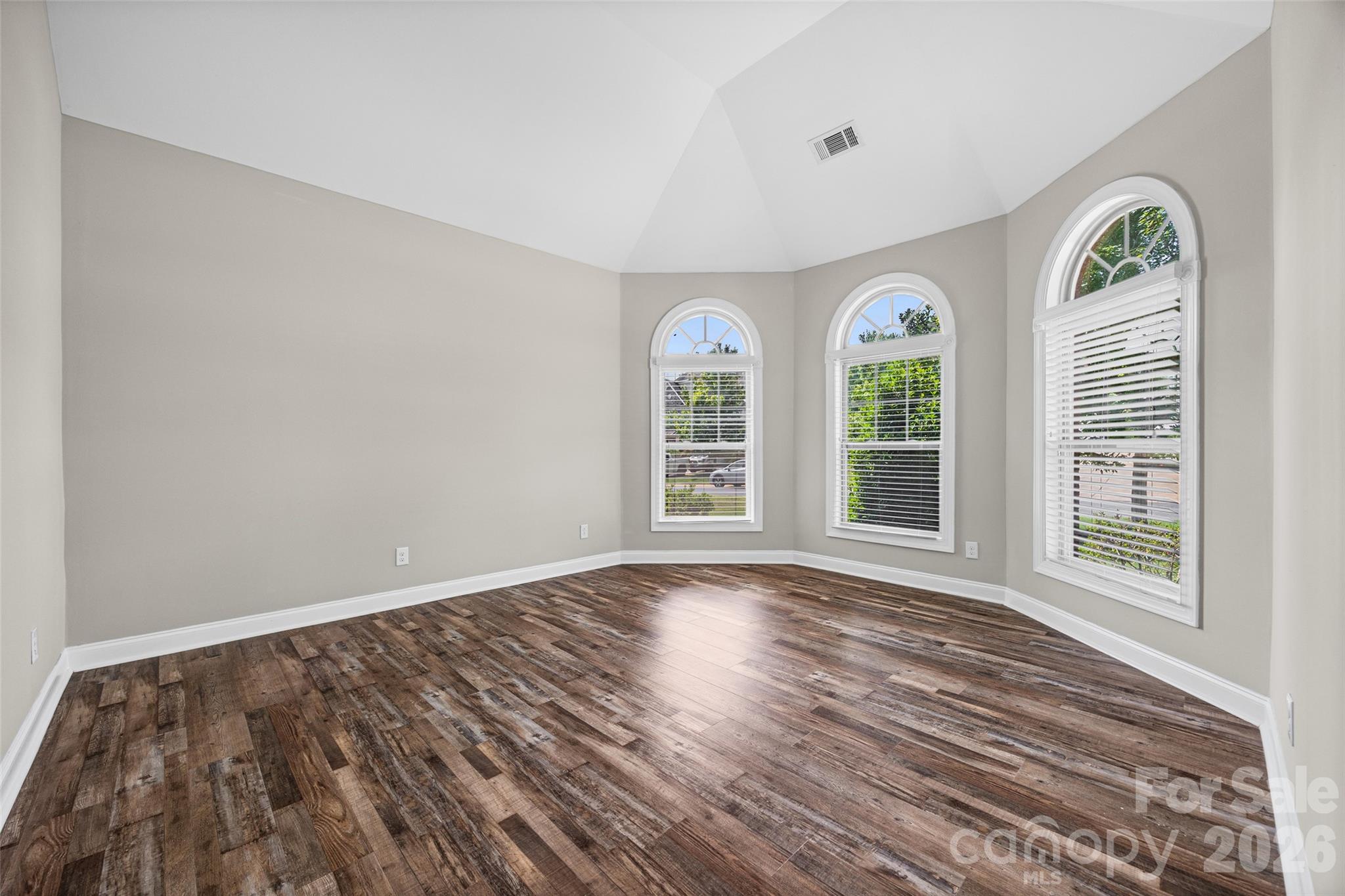 324 Kerrydale Court Property Photo 4