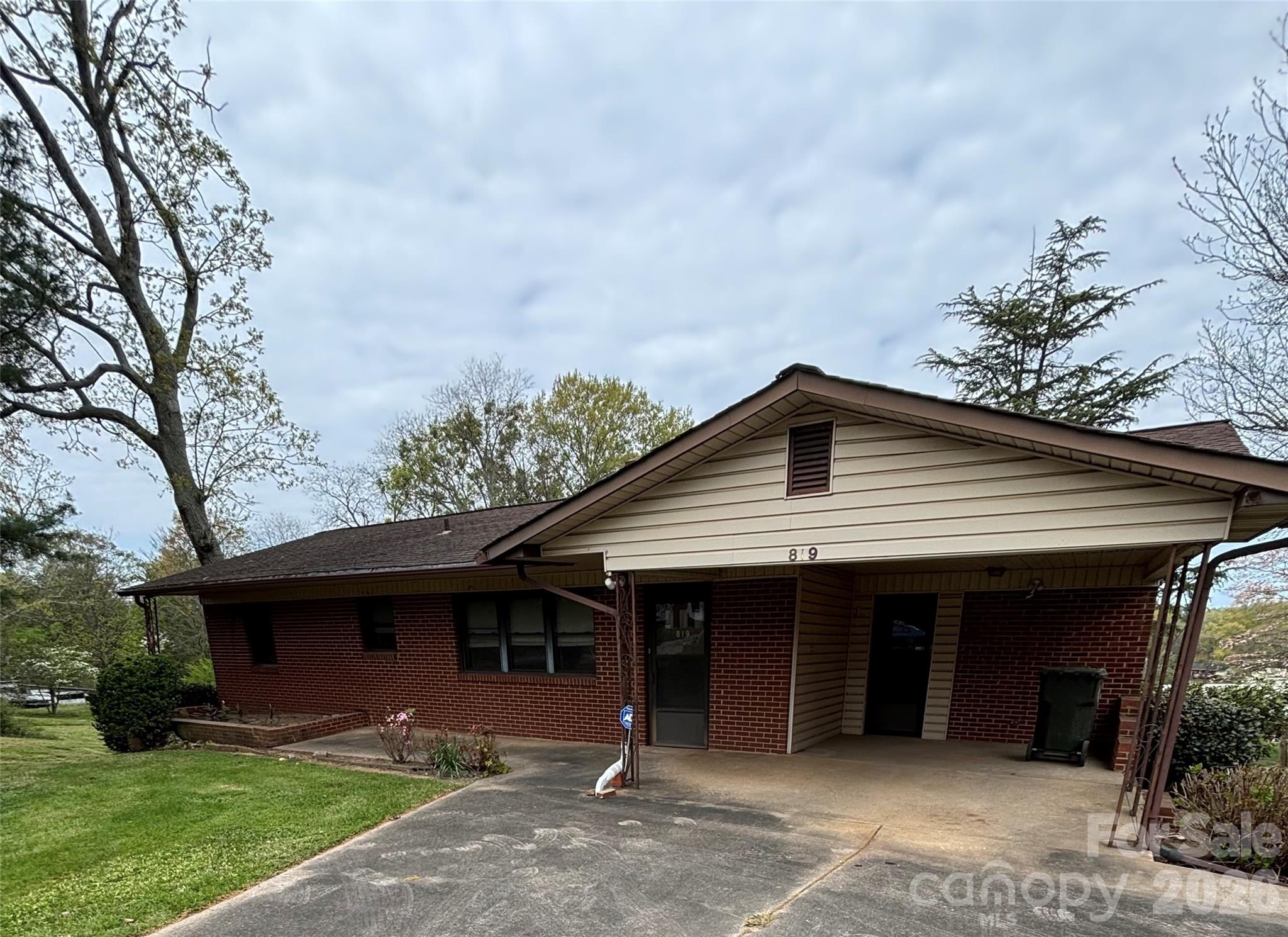 819 N Piedmont Avenue Property Photo 1