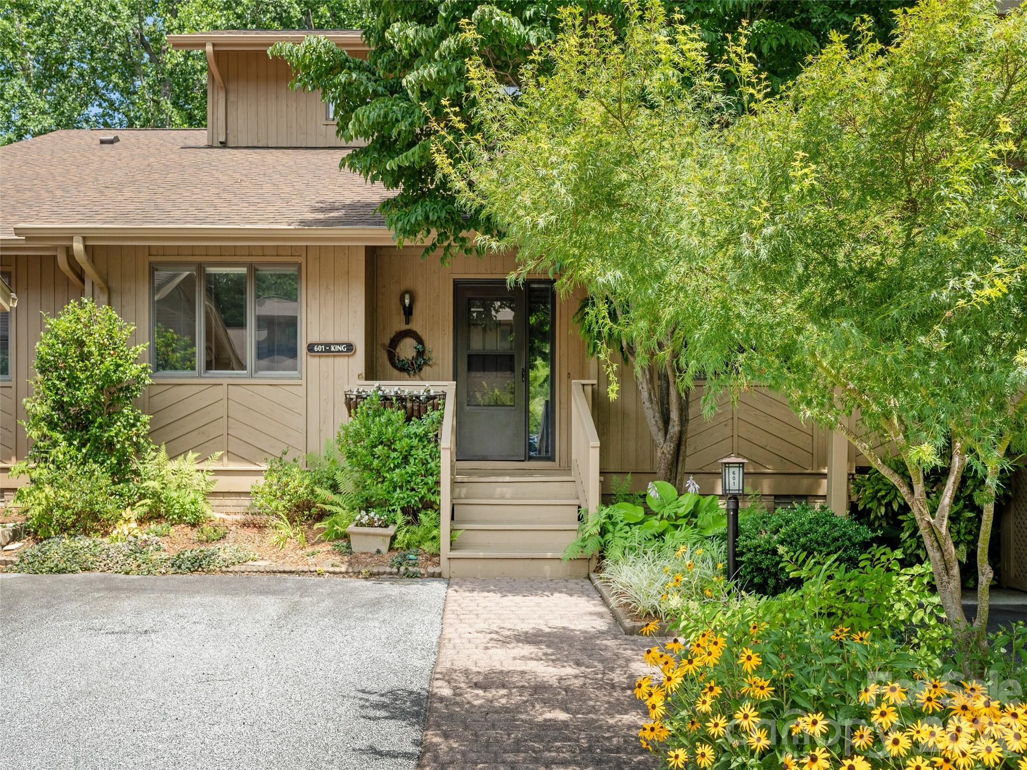 601 Red Oak Drive Property Photo 3