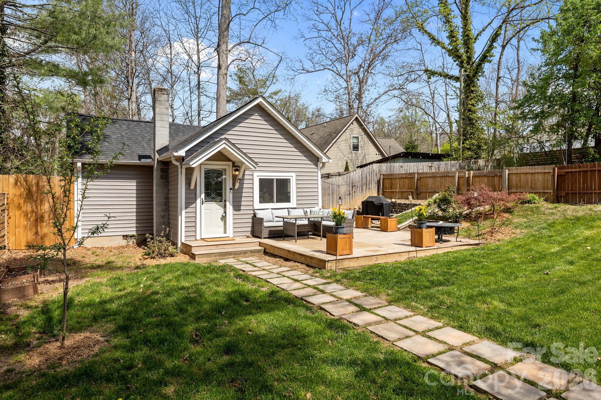 11 Log Cabin Trail Property Photo 1