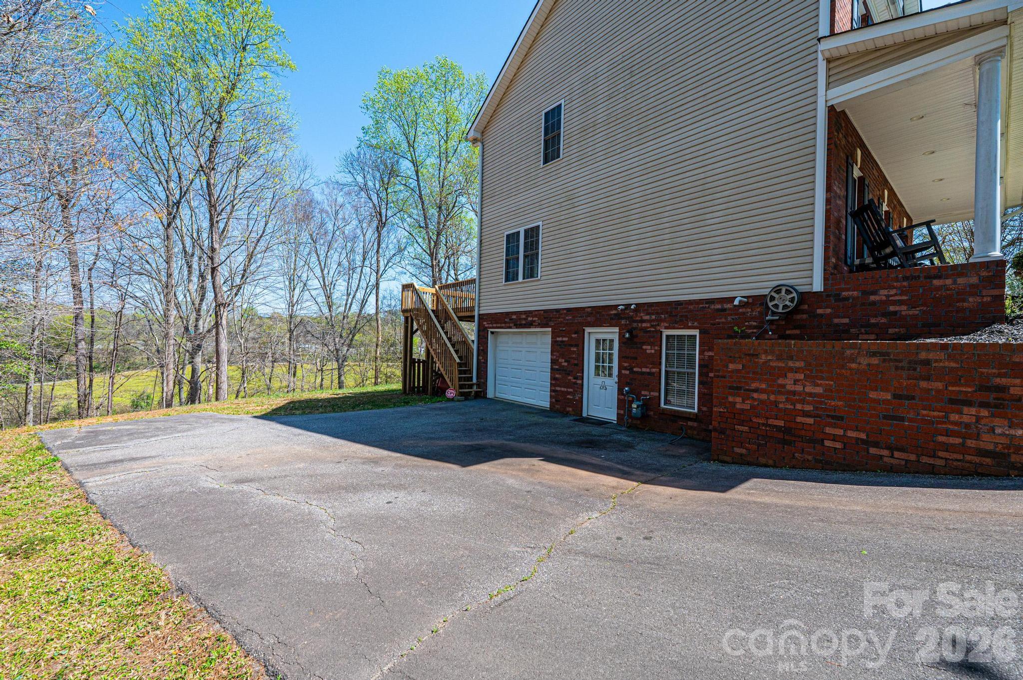 2586 Henry Falls Drive Property Photo 6