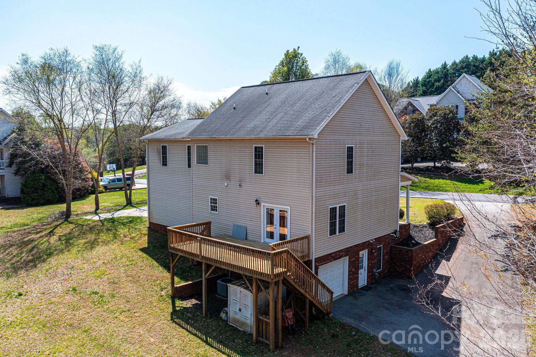 2586 Henry Falls Drive Property Photo 7