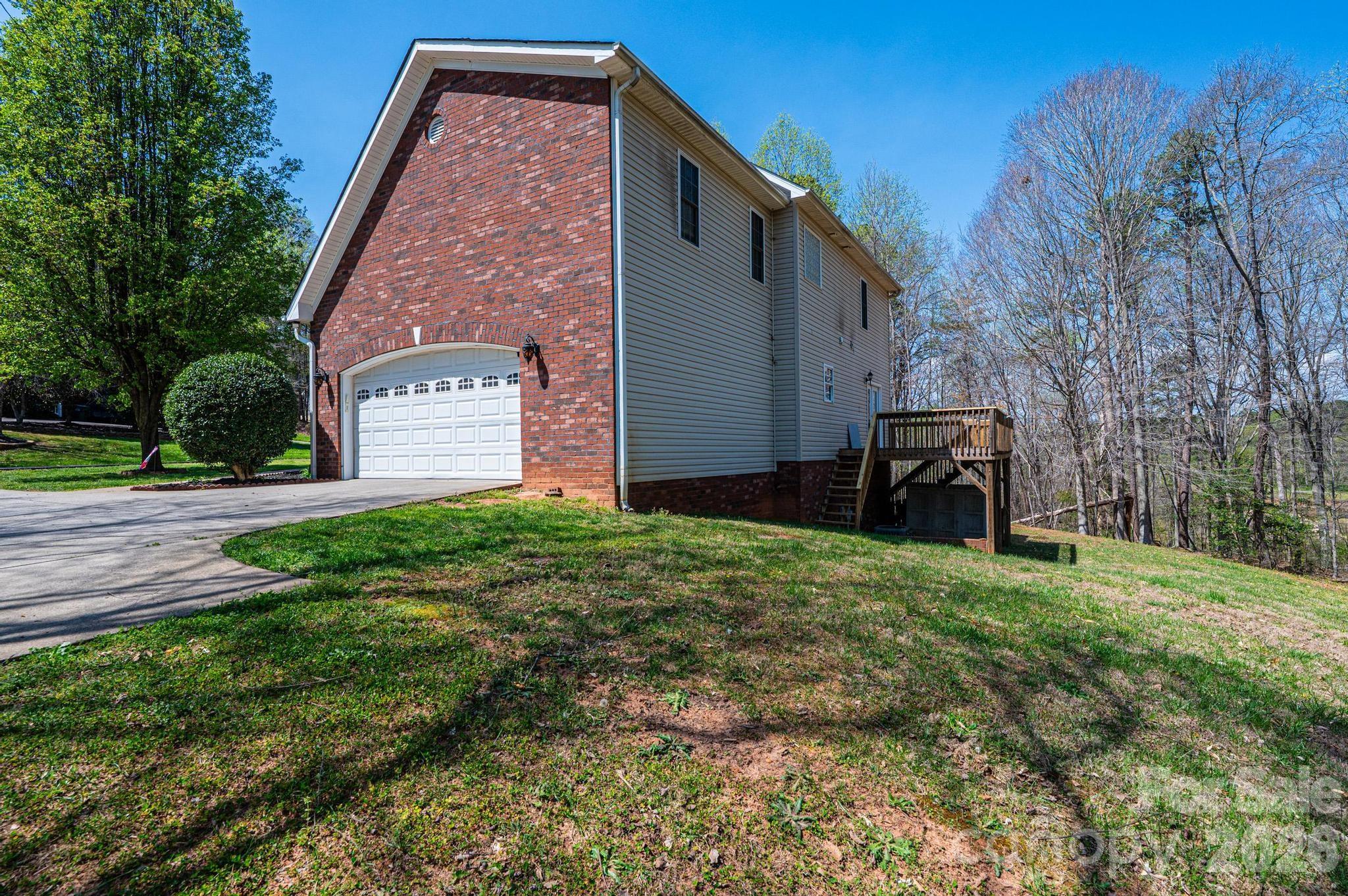 2586 Henry Falls Drive Property Photo 8