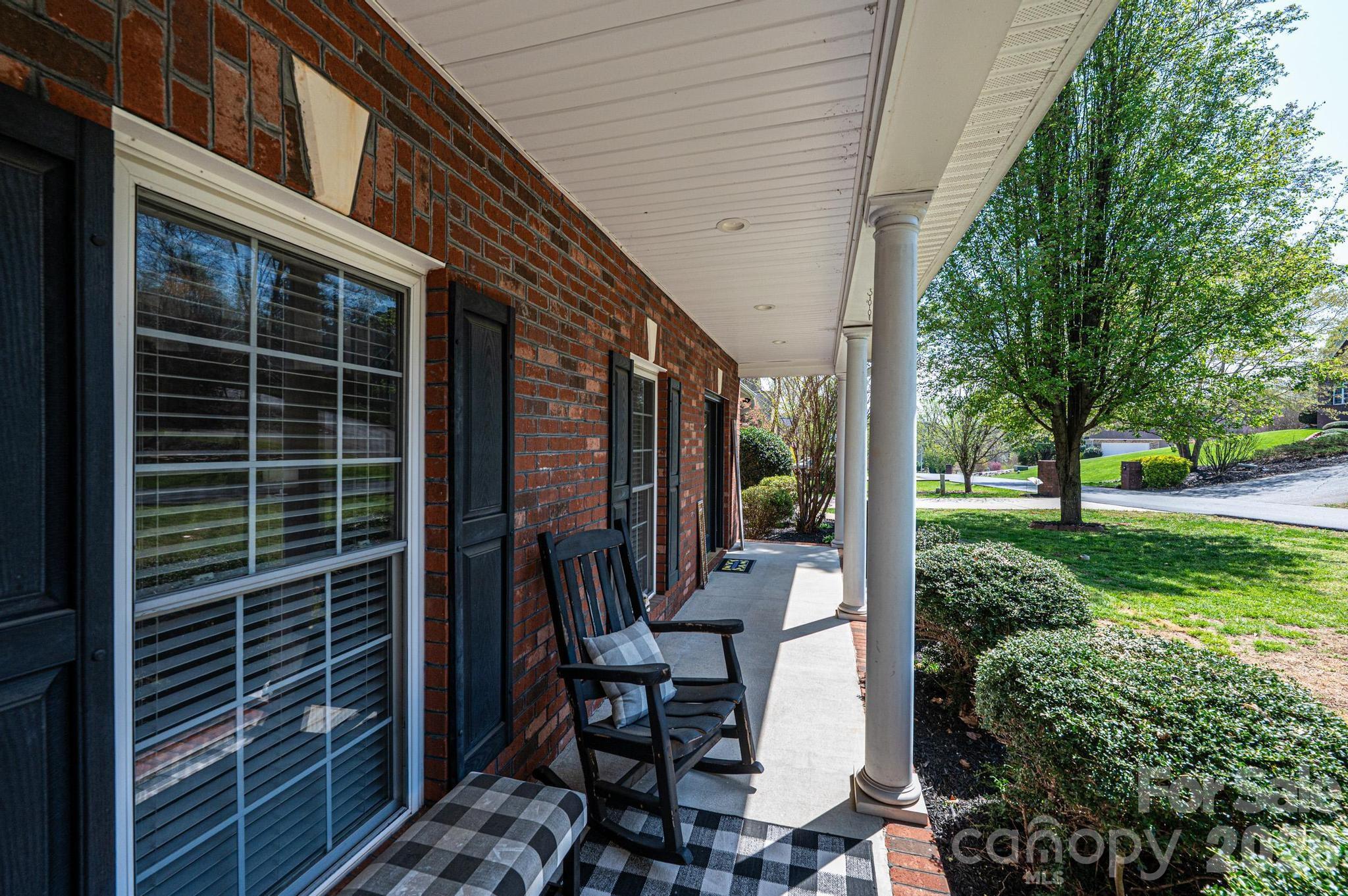 2586 Henry Falls Drive Property Photo 11