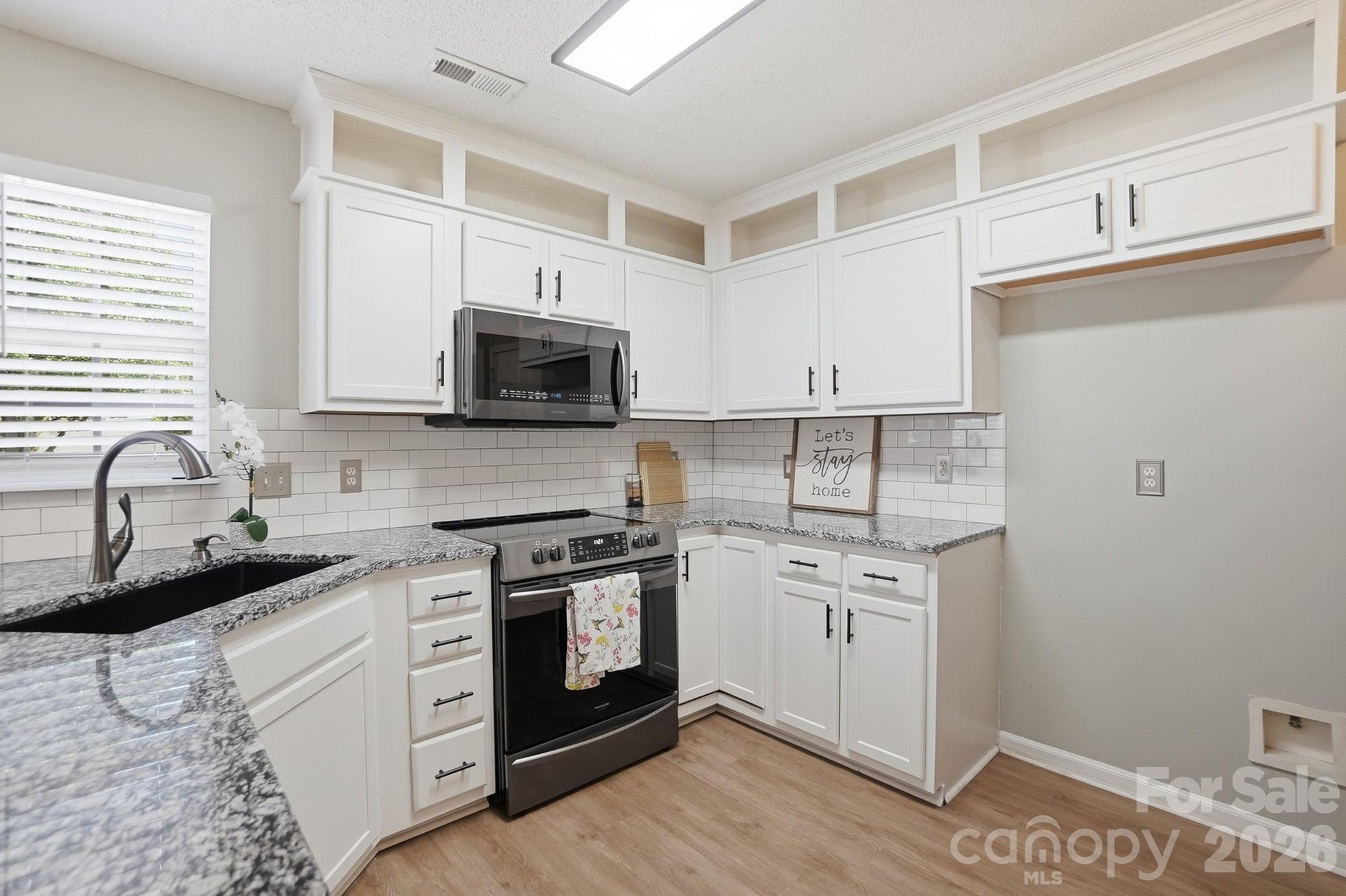 3947 Longwood Drive Property Photo 14
