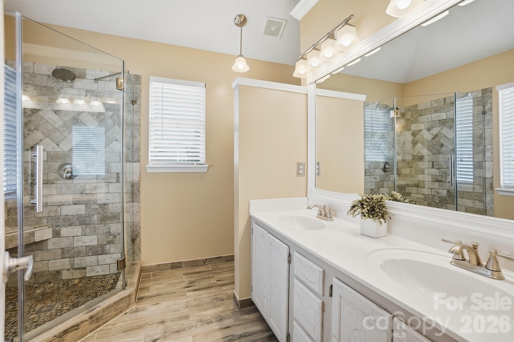 3947 Longwood Drive Property Photo 25