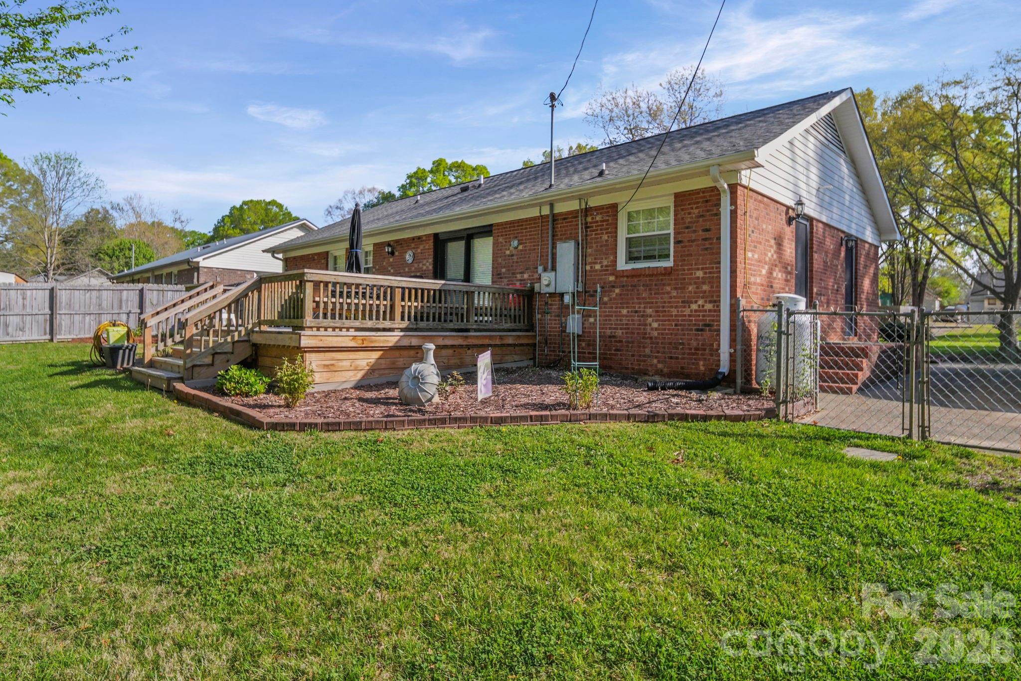 5715 Hillcrest Circle Property Photo 2