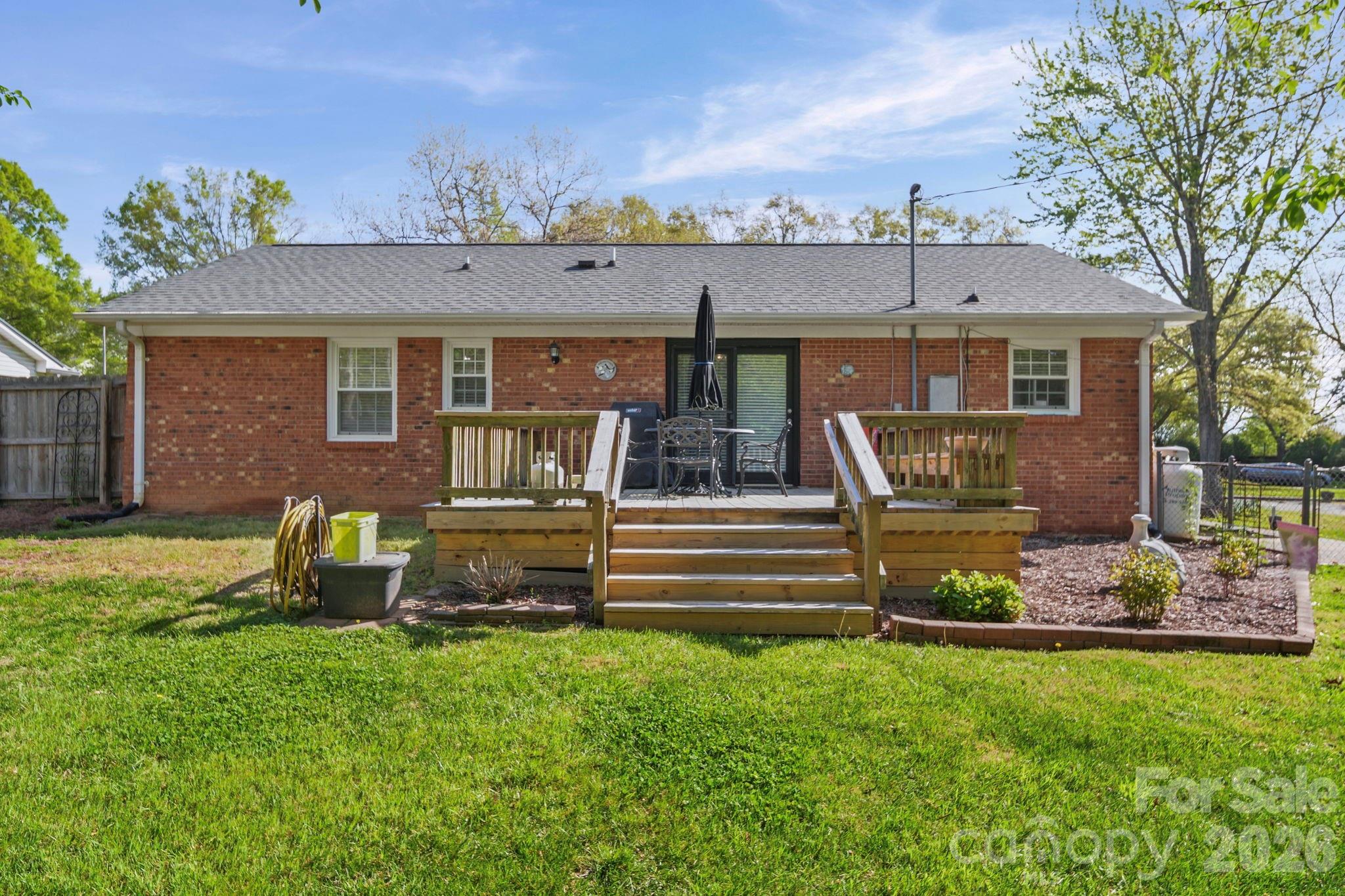 5715 Hillcrest Circle Property Photo 3