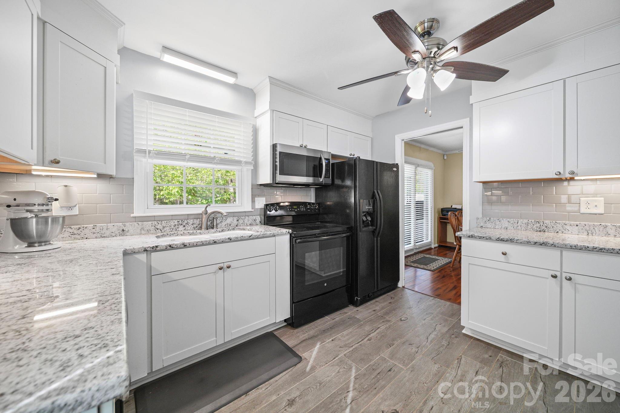 5715 Hillcrest Circle Property Photo 4