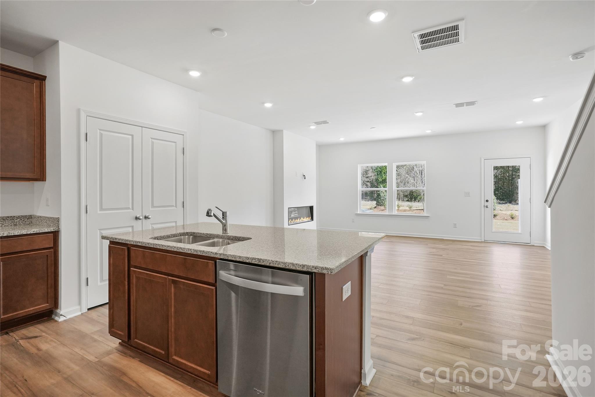 11916 Oak Street Property Photo 3