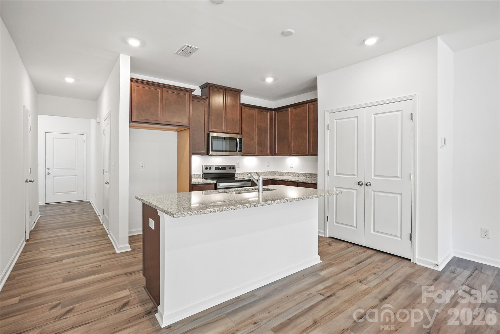 11916 Oak Street Property Photo 4