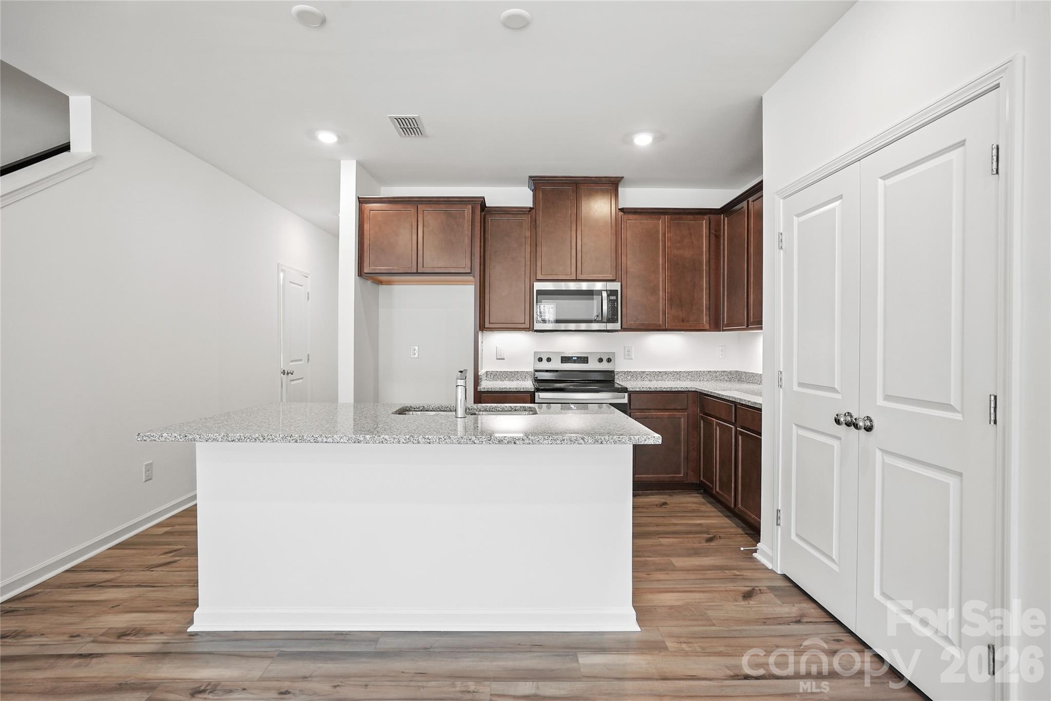11916 Oak Street Property Photo 5