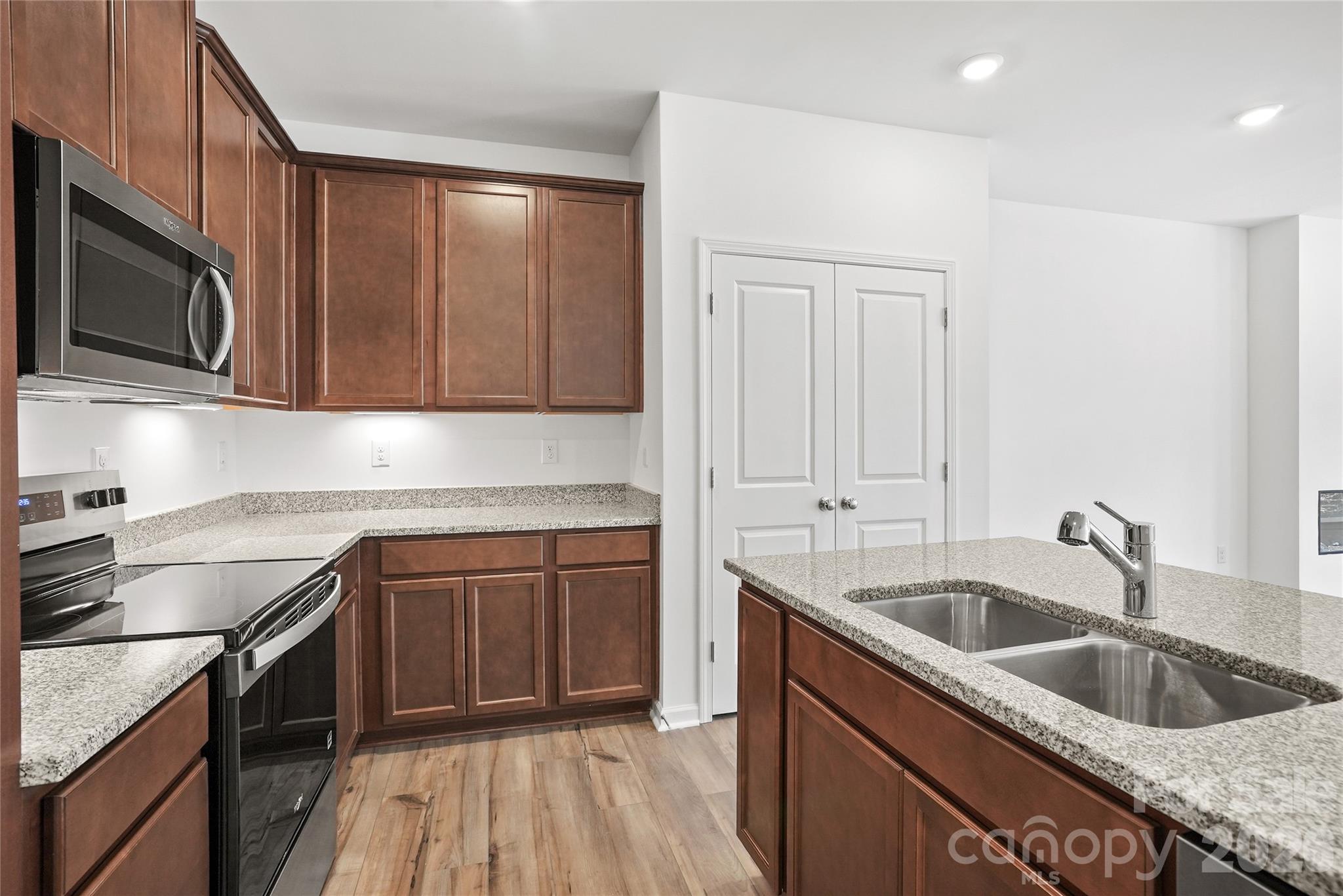 11916 Oak Street Property Photo 7