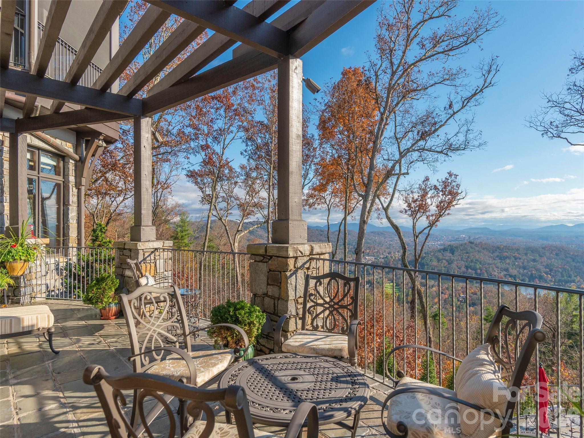 633 Altamont View Property Photo 4