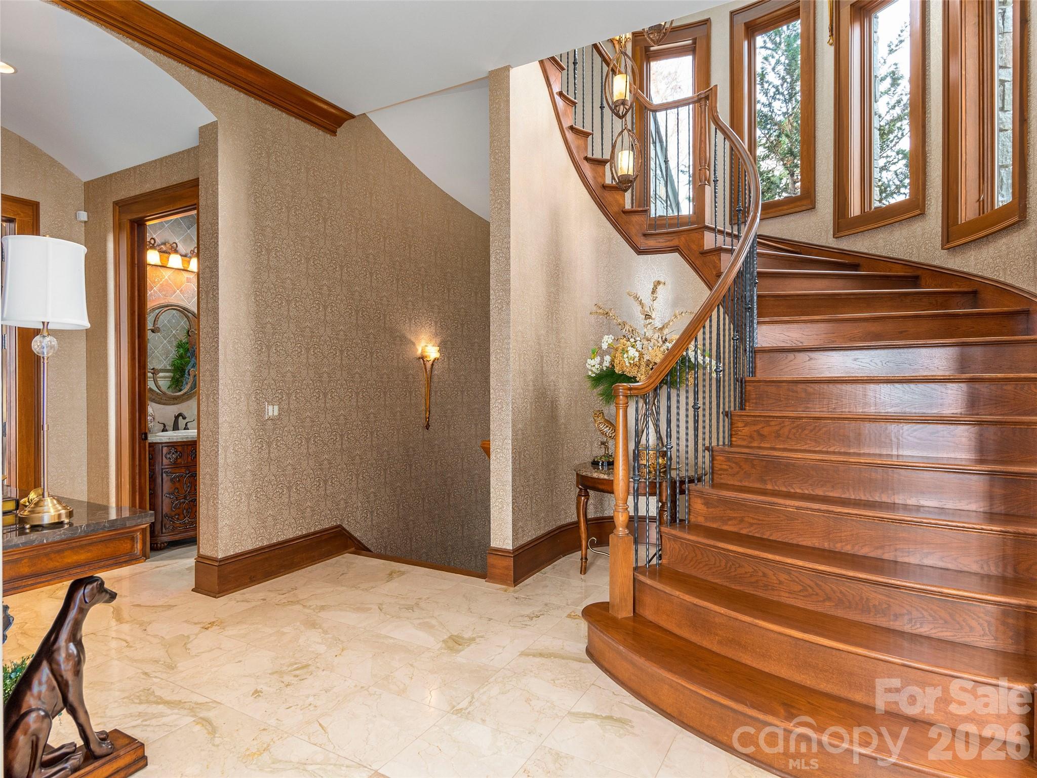 633 Altamont View Property Photo 8