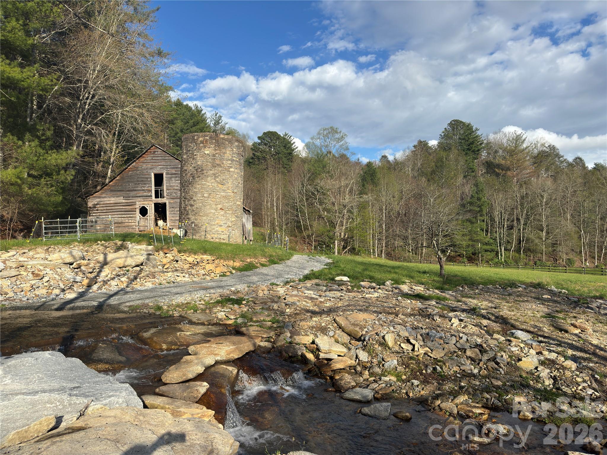 1422 Middle Fork Road Property Photo 2