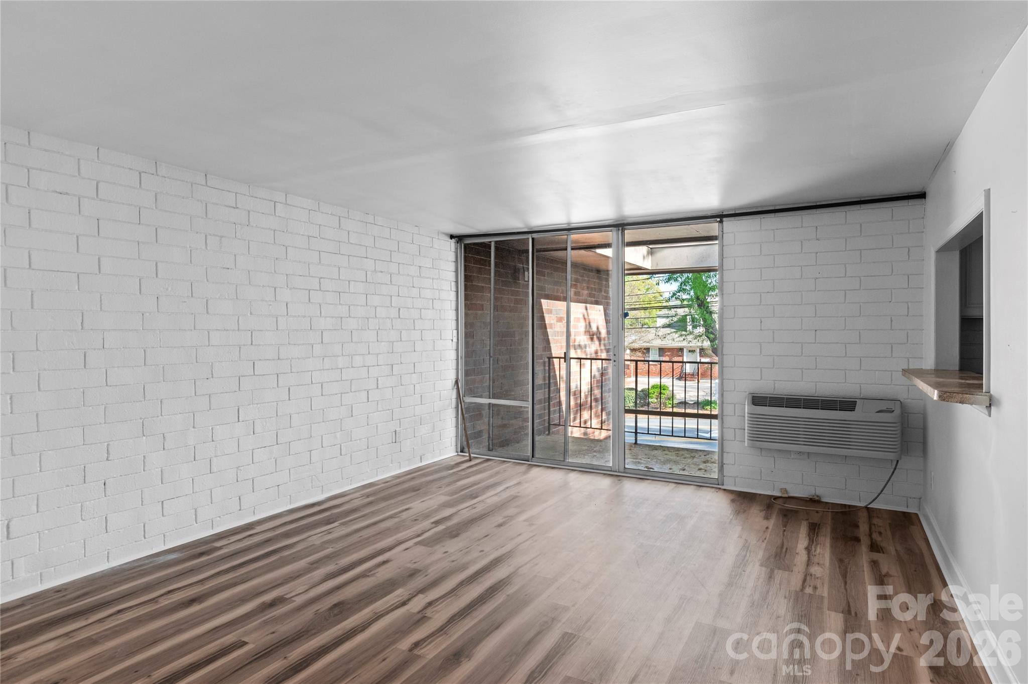 1739 S Hawthorne Road Property Photo 2