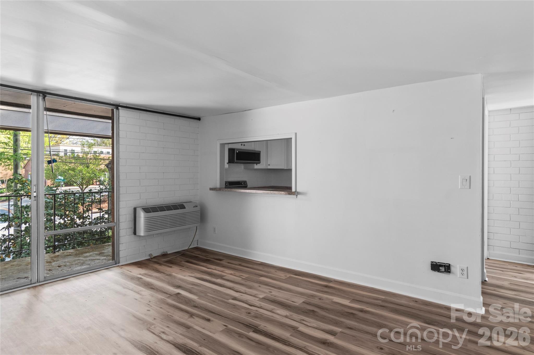 1739 S Hawthorne Road Property Photo 3