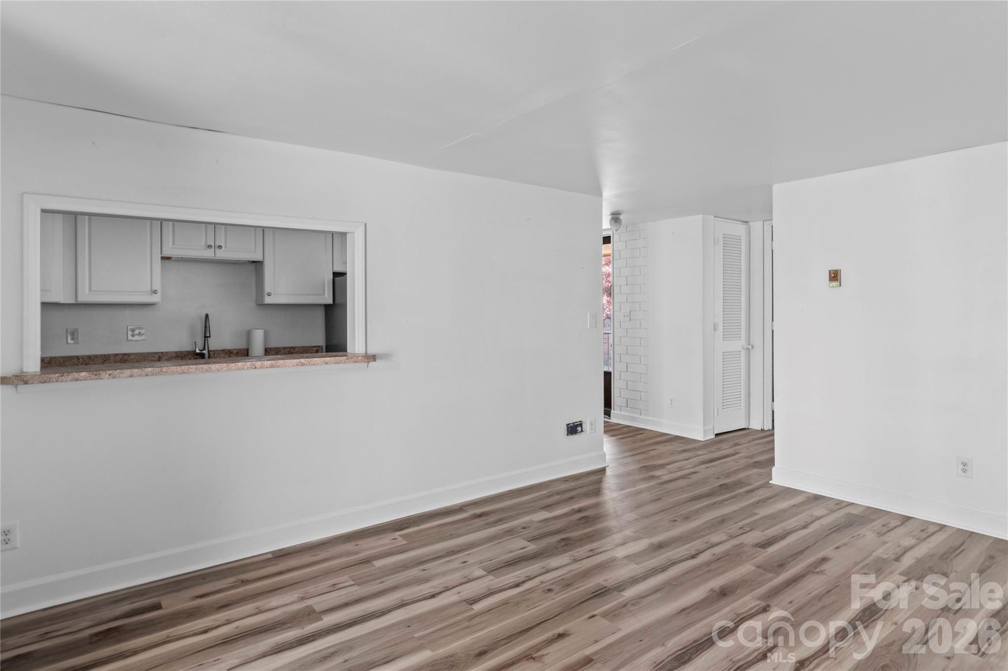 1739 S Hawthorne Road Property Photo 4