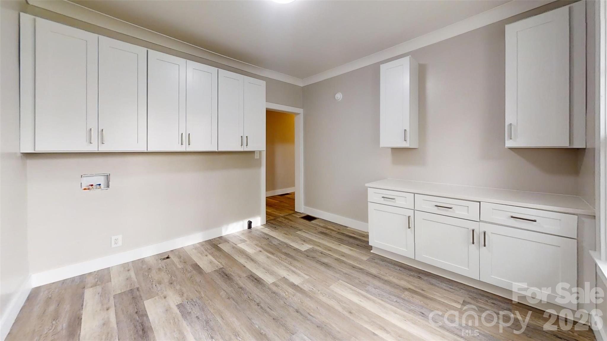 307 W Washington Avenue Property Photo 4
