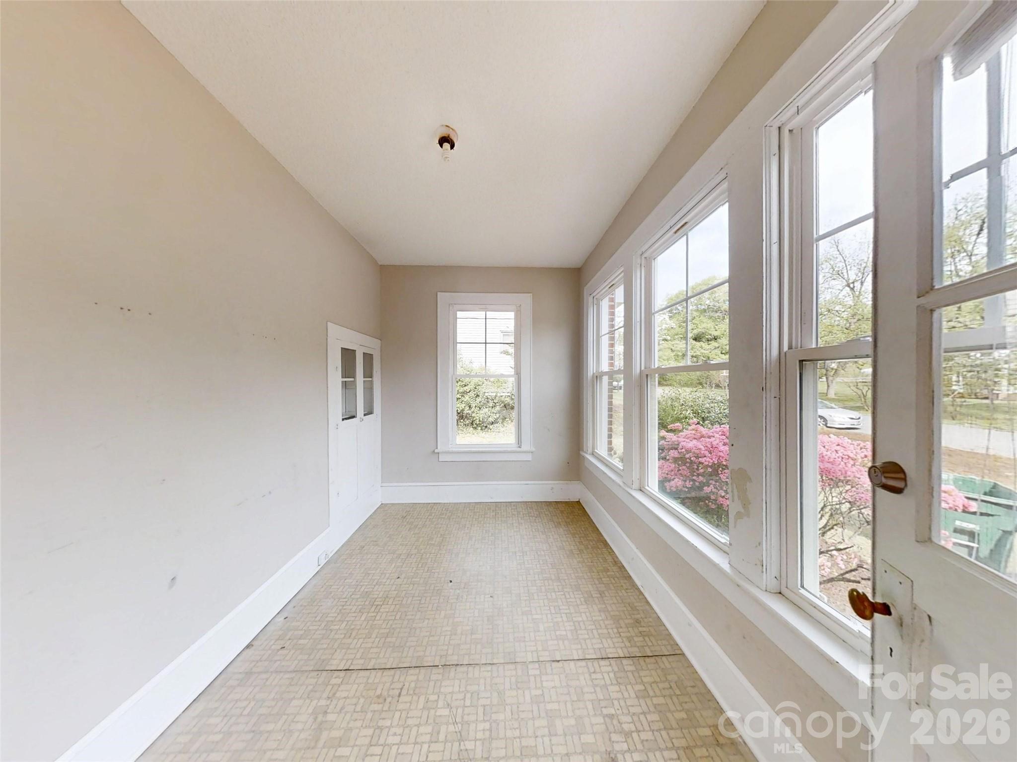307 W Washington Avenue Property Photo 7