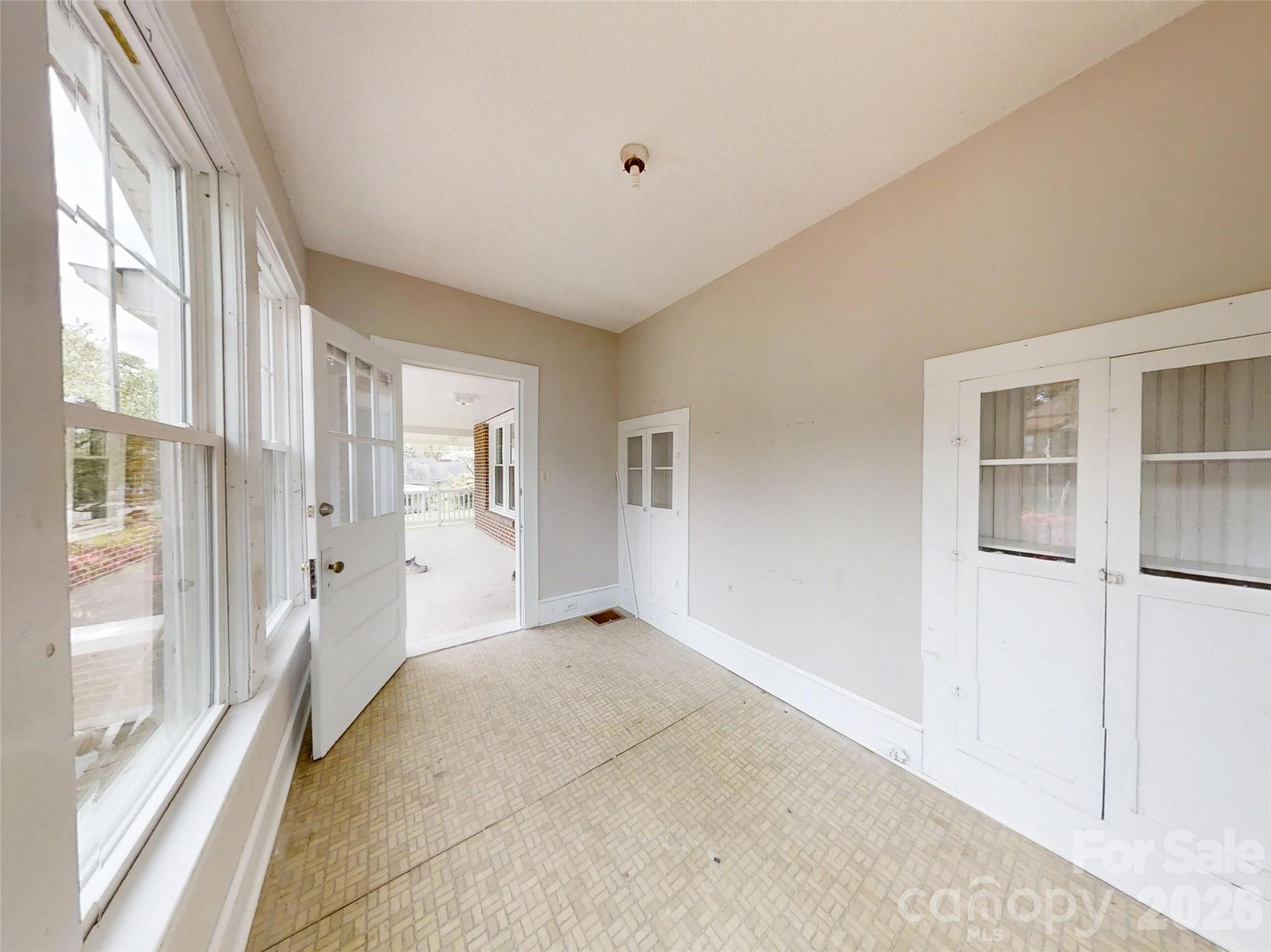 307 W Washington Avenue Property Photo 8