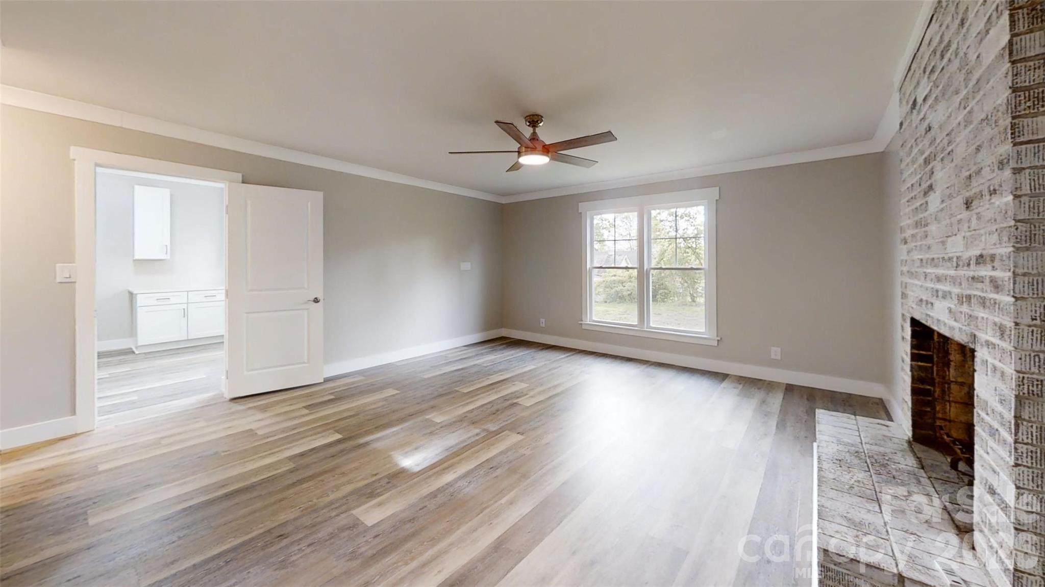 307 W Washington Avenue Property Photo 10