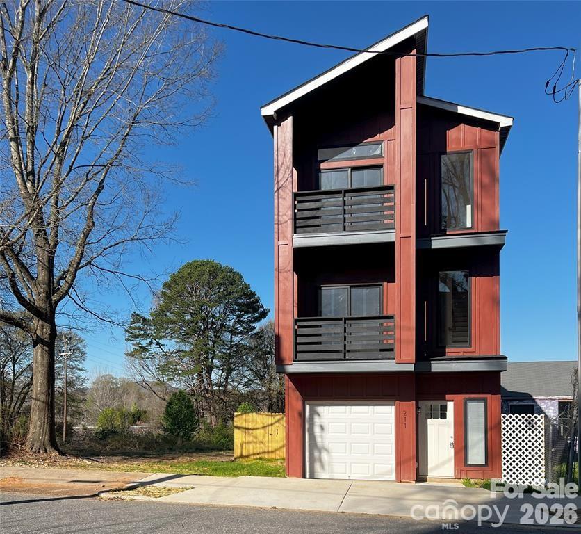 211 S Webb Street Property Photo 1