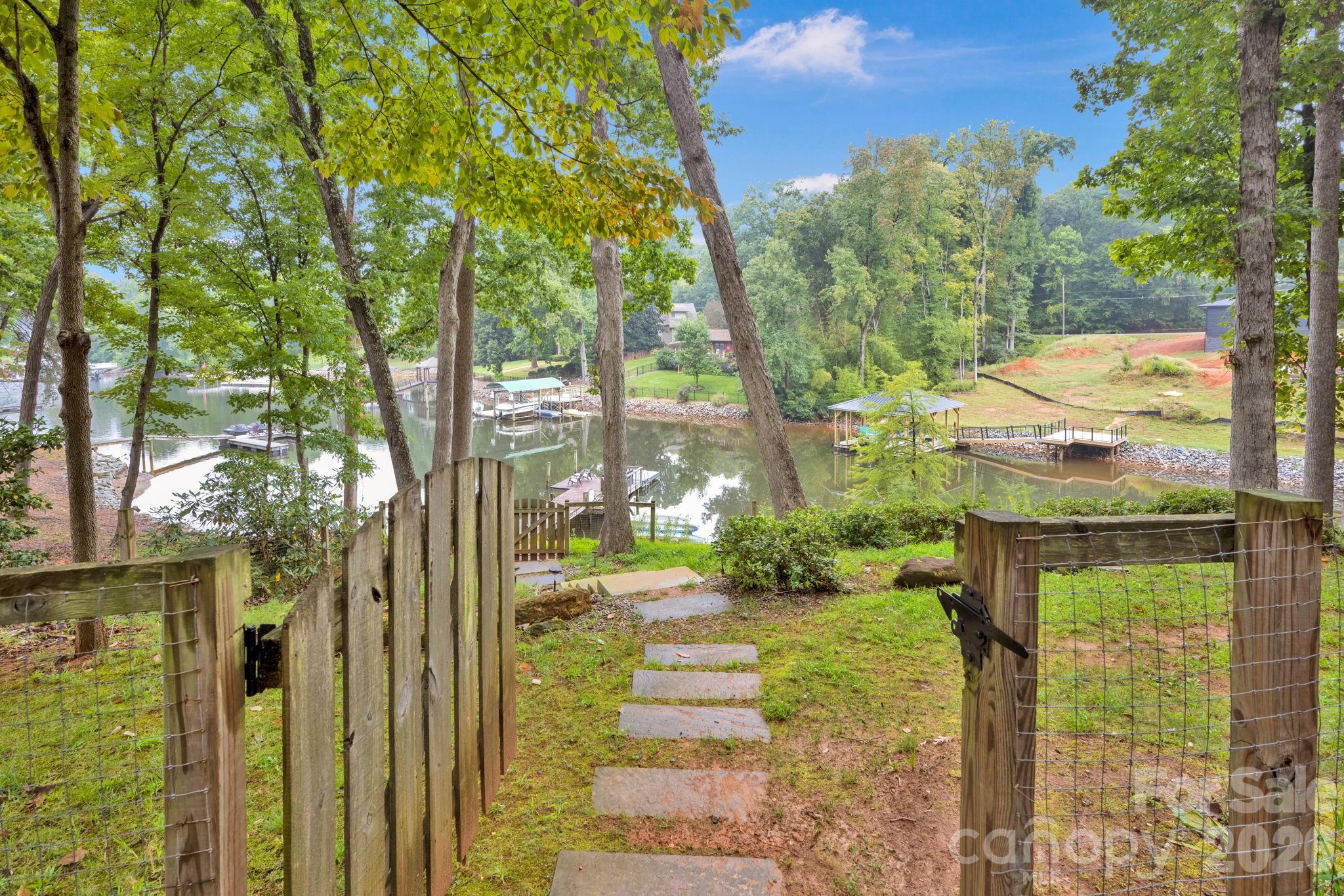 470 Lakeview Shores Loop Property Photo 5