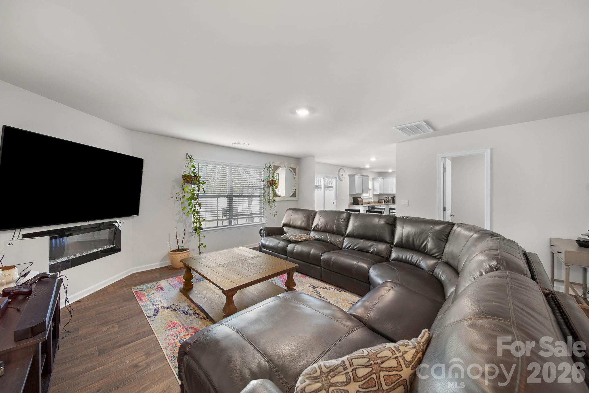 2130 Eastway Drive Property Photo 8
