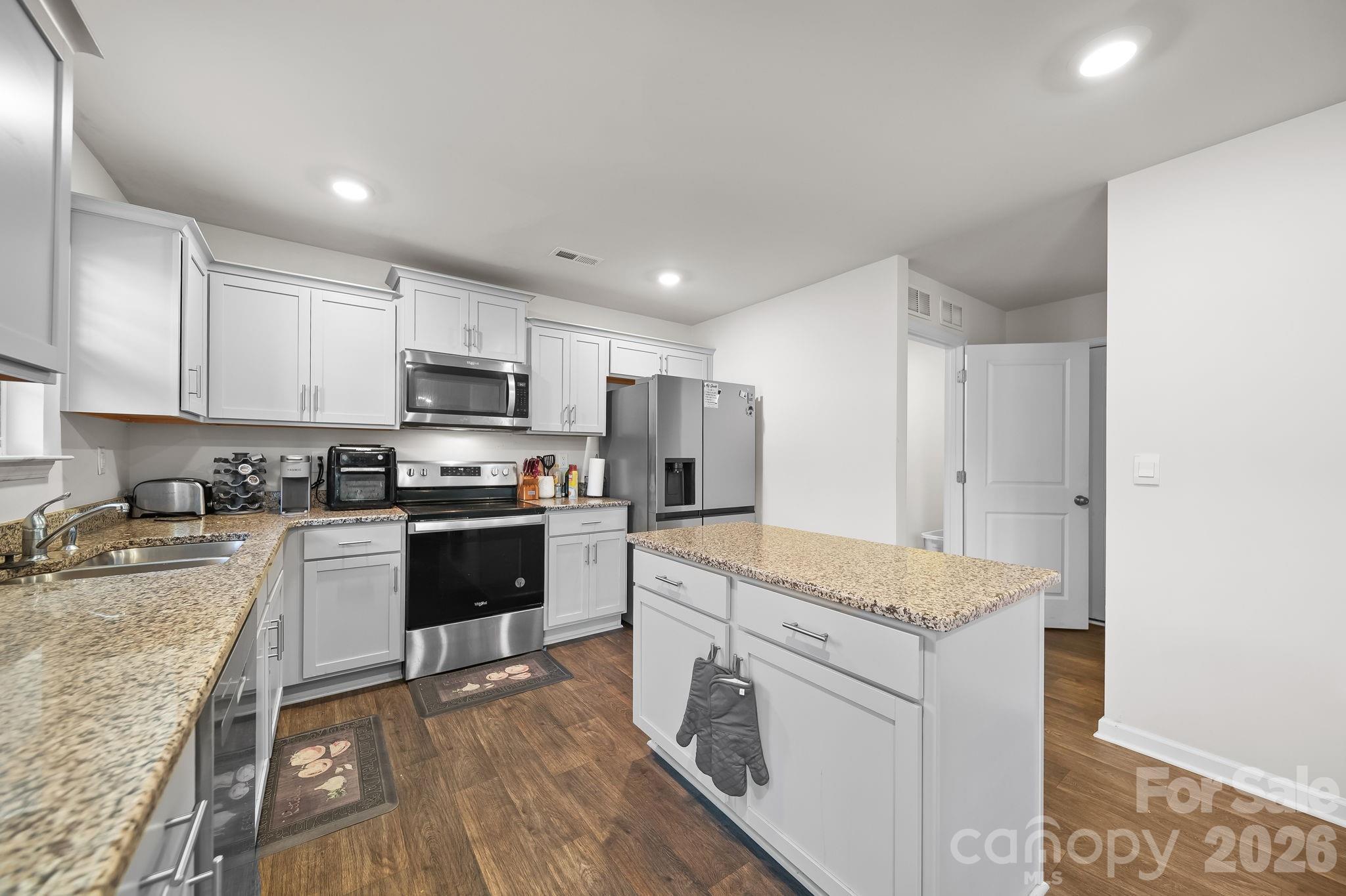 2130 Eastway Drive Property Photo 11