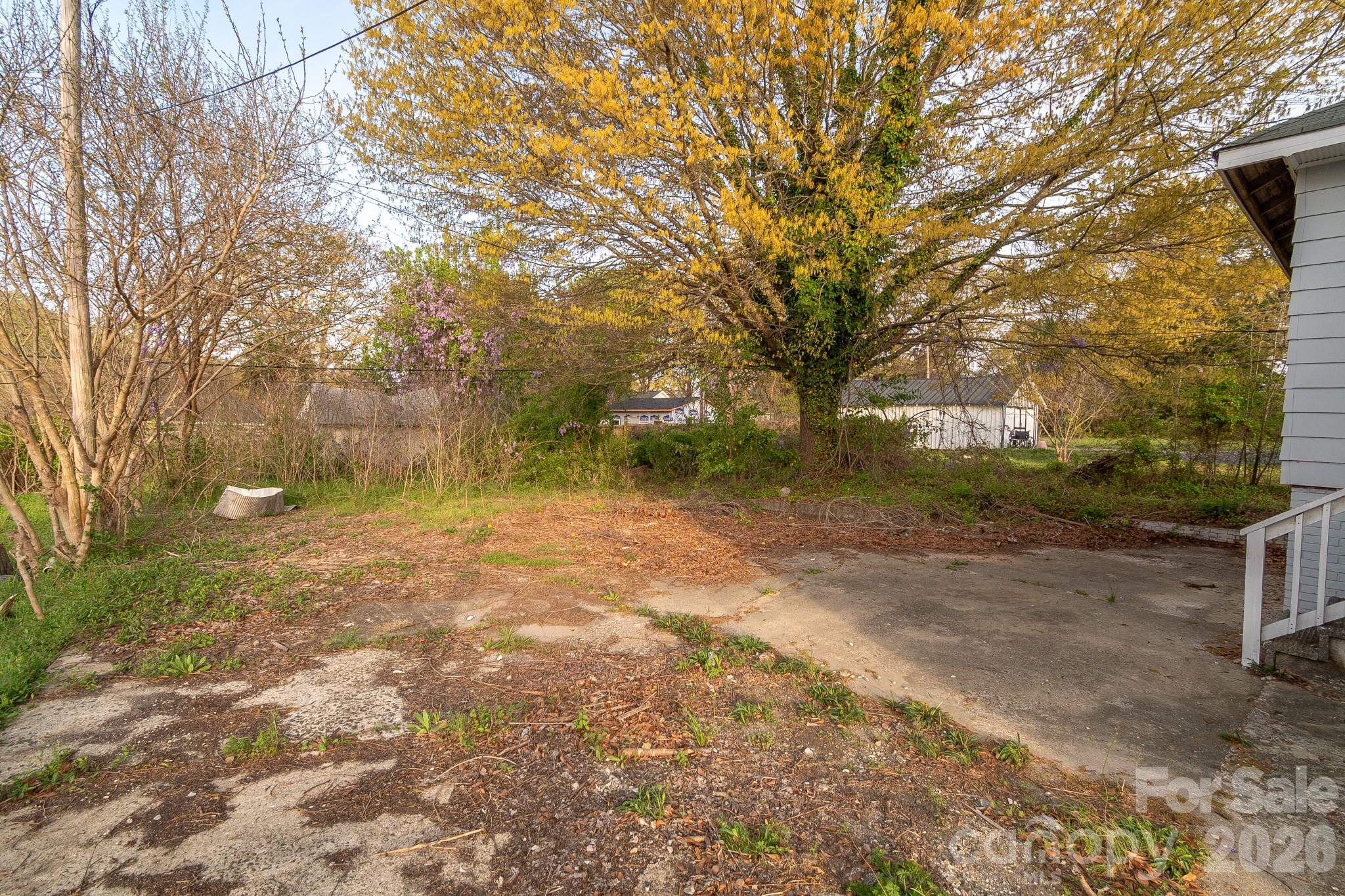 2005 S York Road Property Photo 15