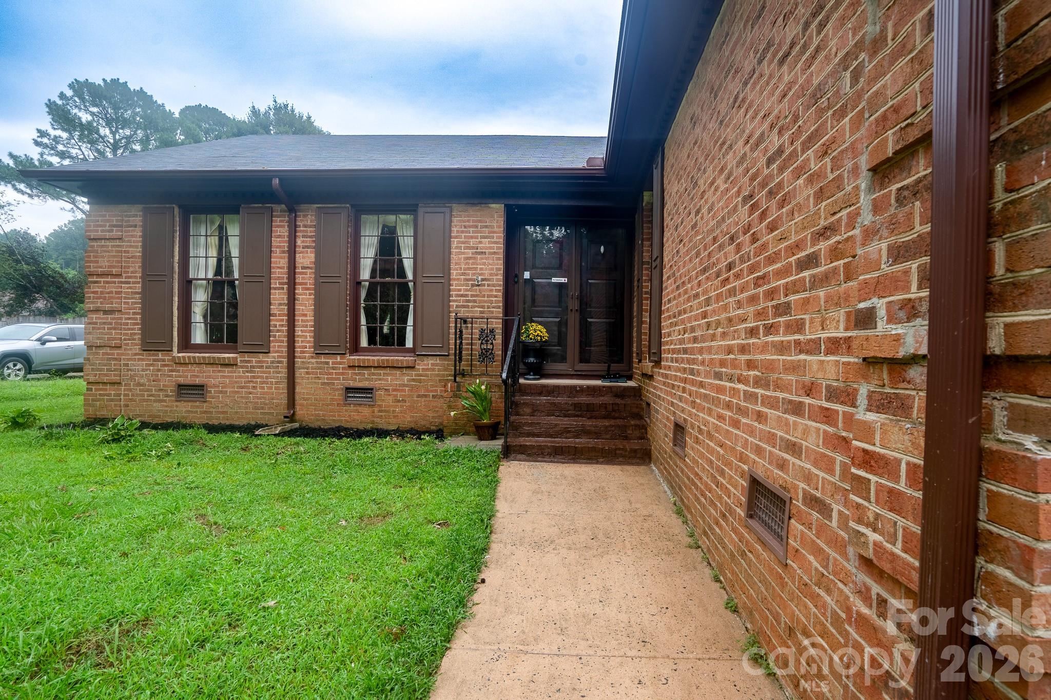5742 Faulconbridge Road Property Photo 2