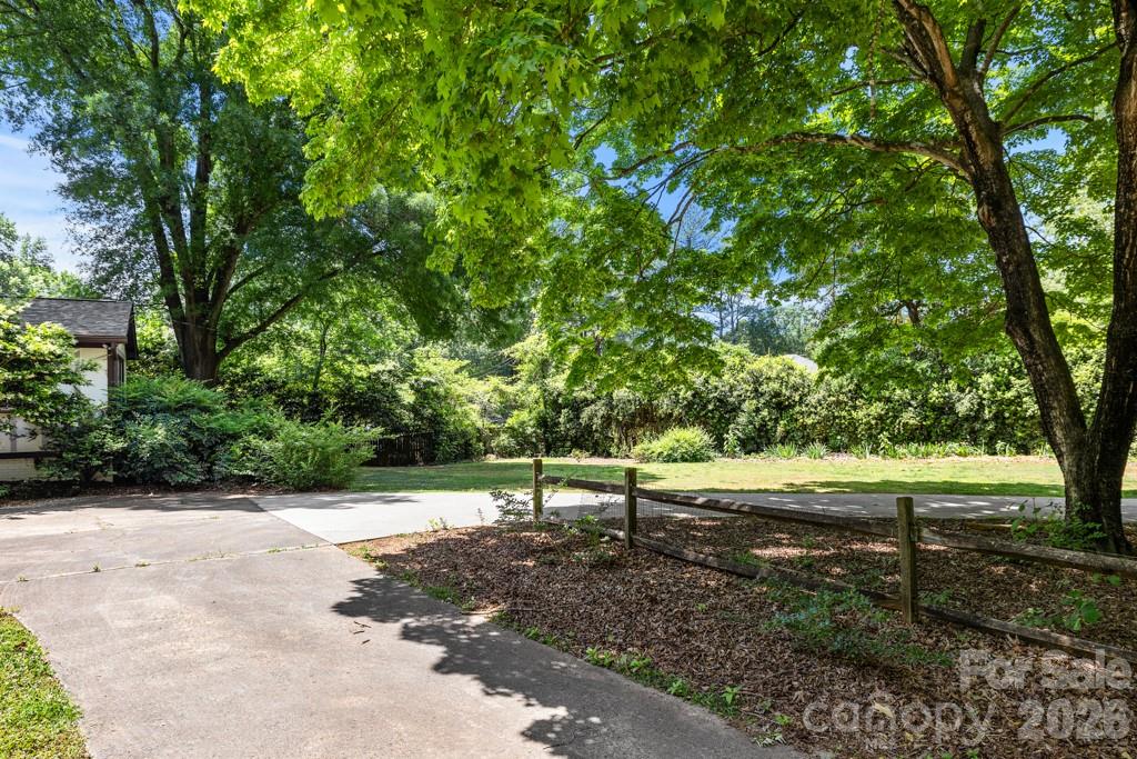 5335 Lansing Drive Property Photo 4