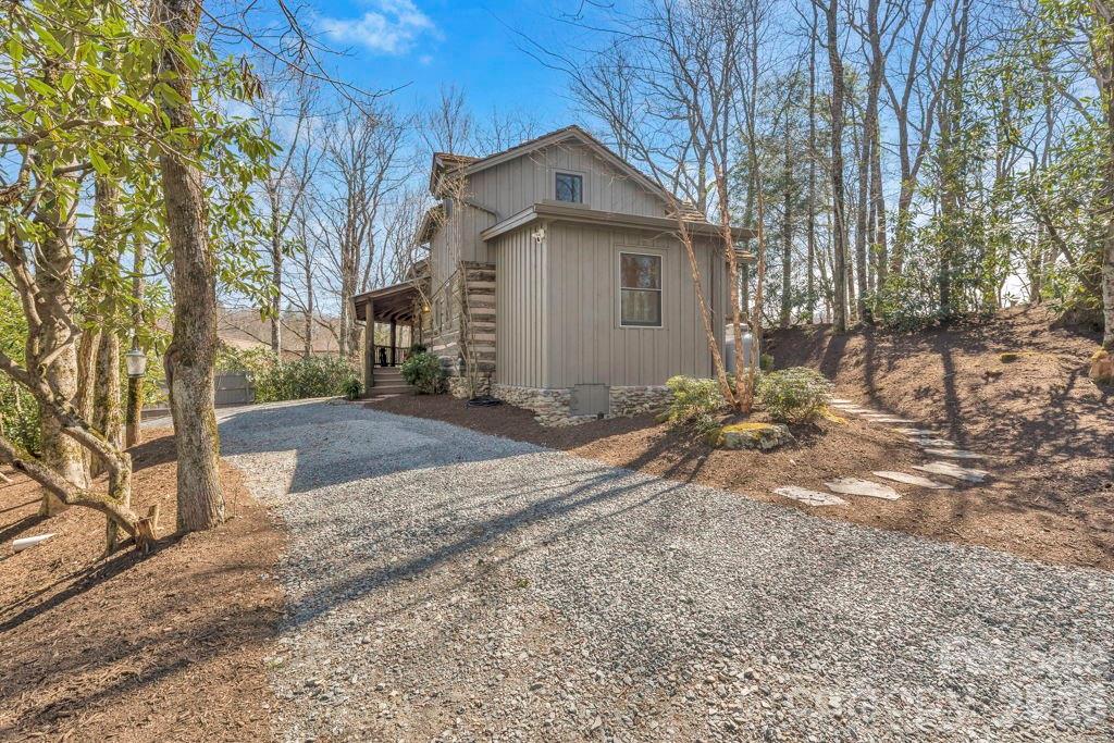 572 Skyland View Drive Property Photo 4