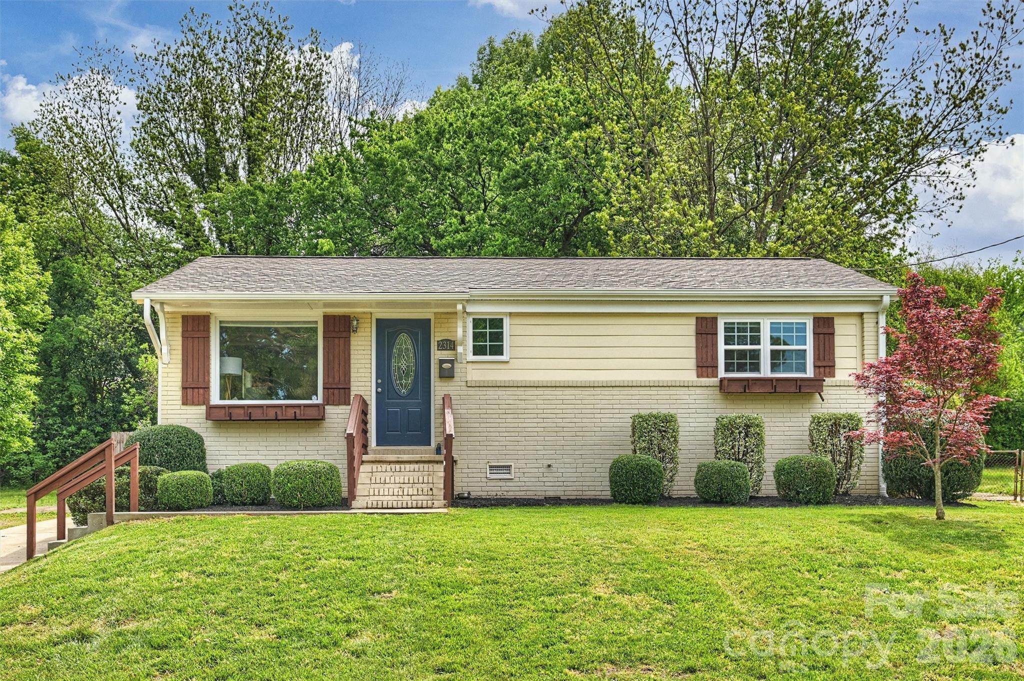 2314 Crestview Drive Property Photo 2
