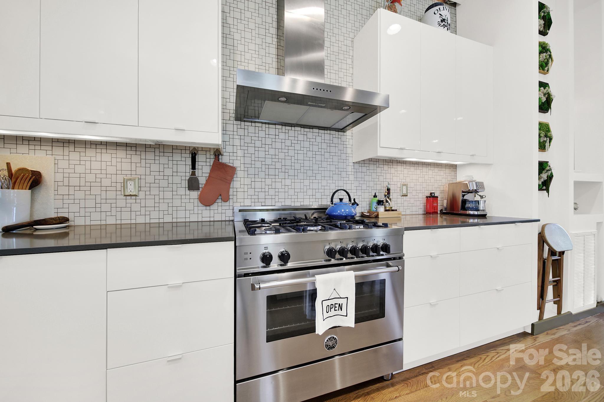 1930 Scott Avenue Property Photo 8