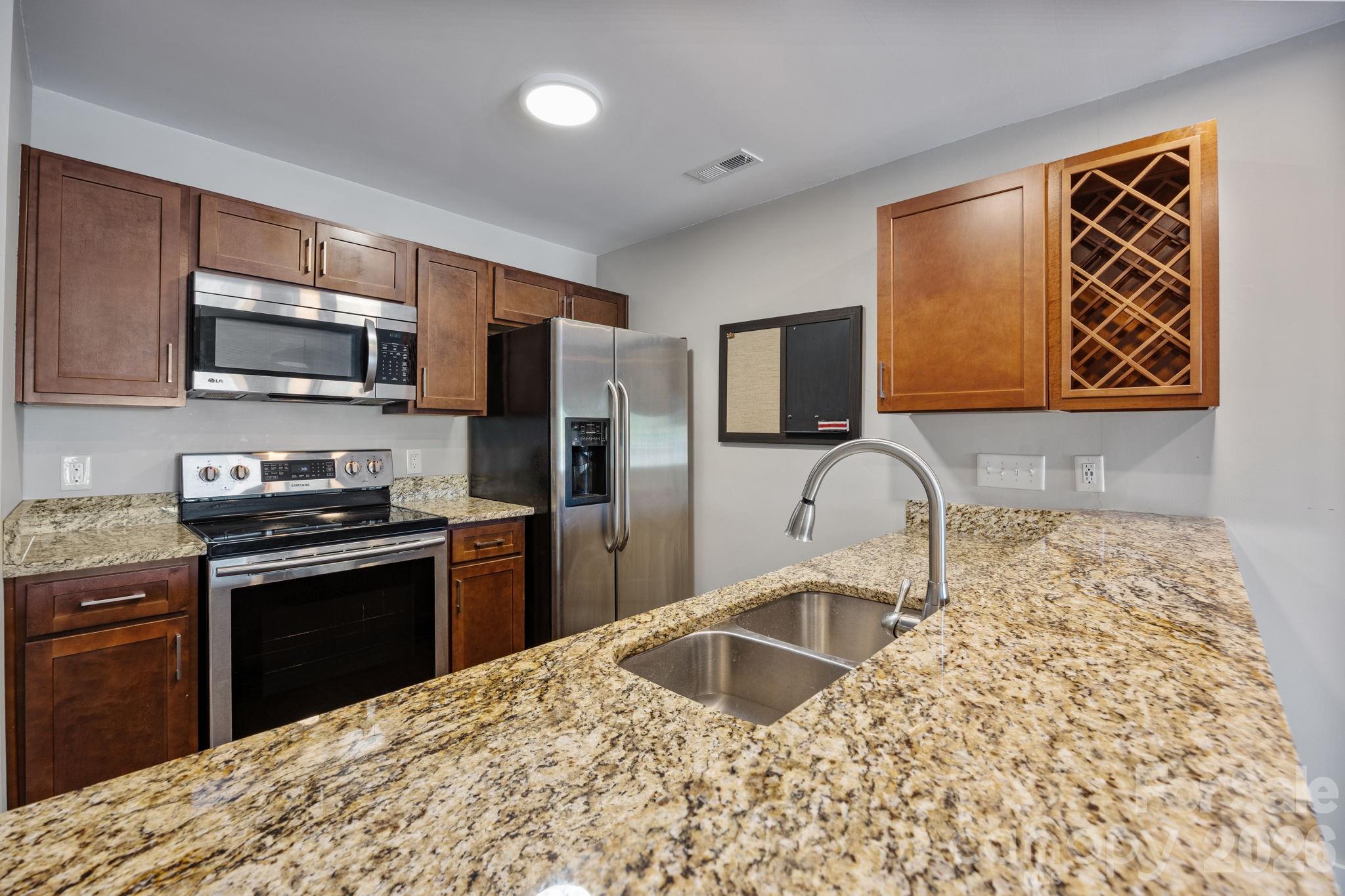 18749 Vineyard Point Lane Property Photo 10