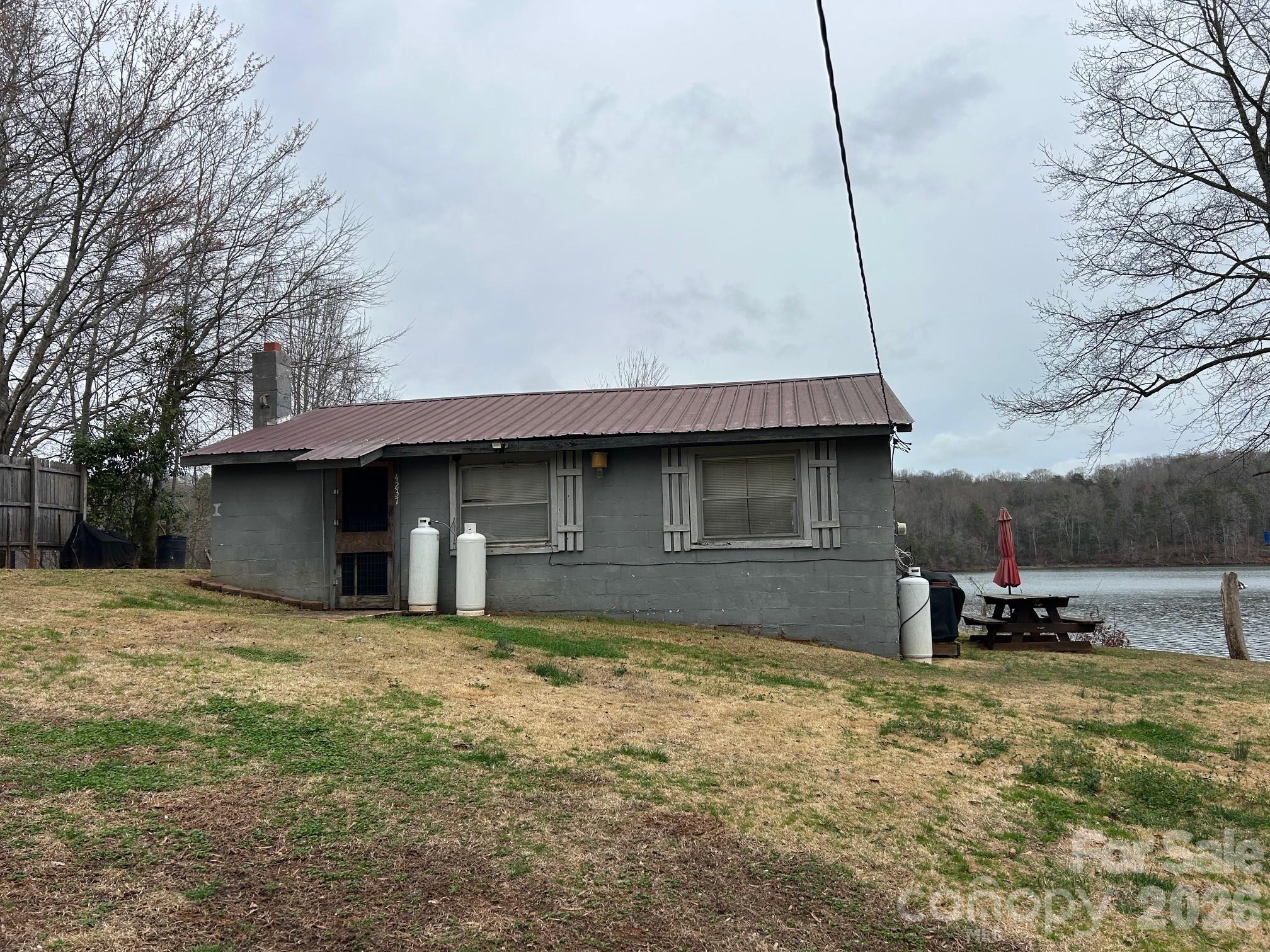 4237 Laurel Hill Road Property Photo 3