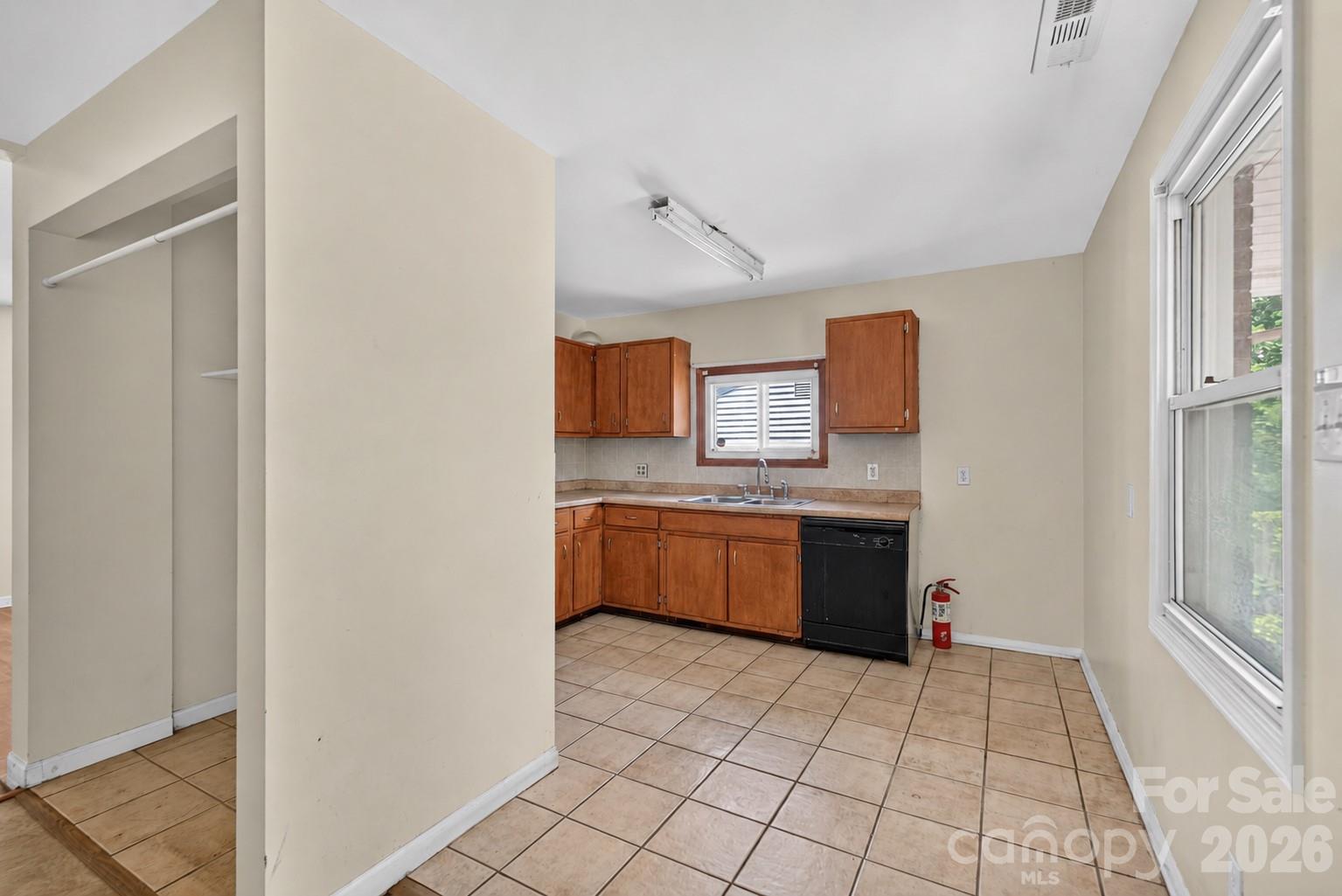 3515 Shamrock Drive Property Photo 7
