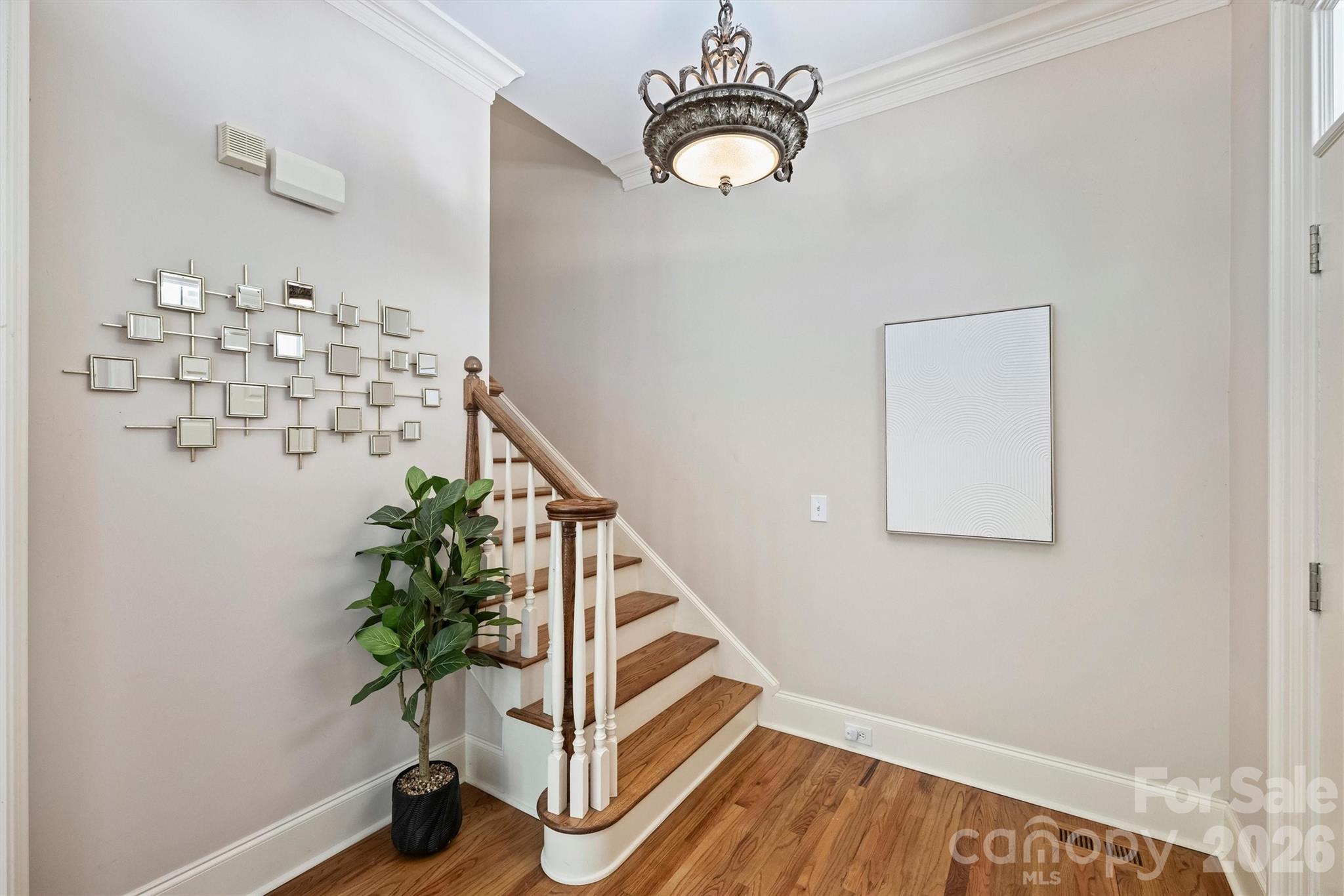 1115 S Kings Drive Property Photo 2