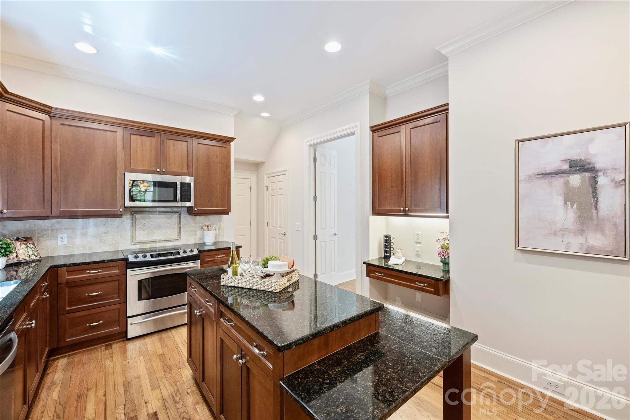 1115 S Kings Drive Property Photo 17