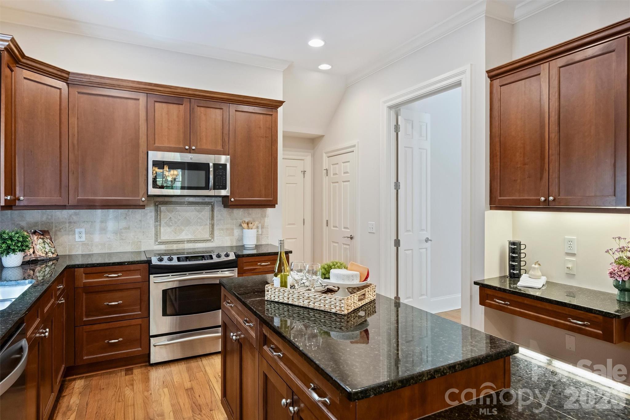1115 S Kings Drive Property Photo 18