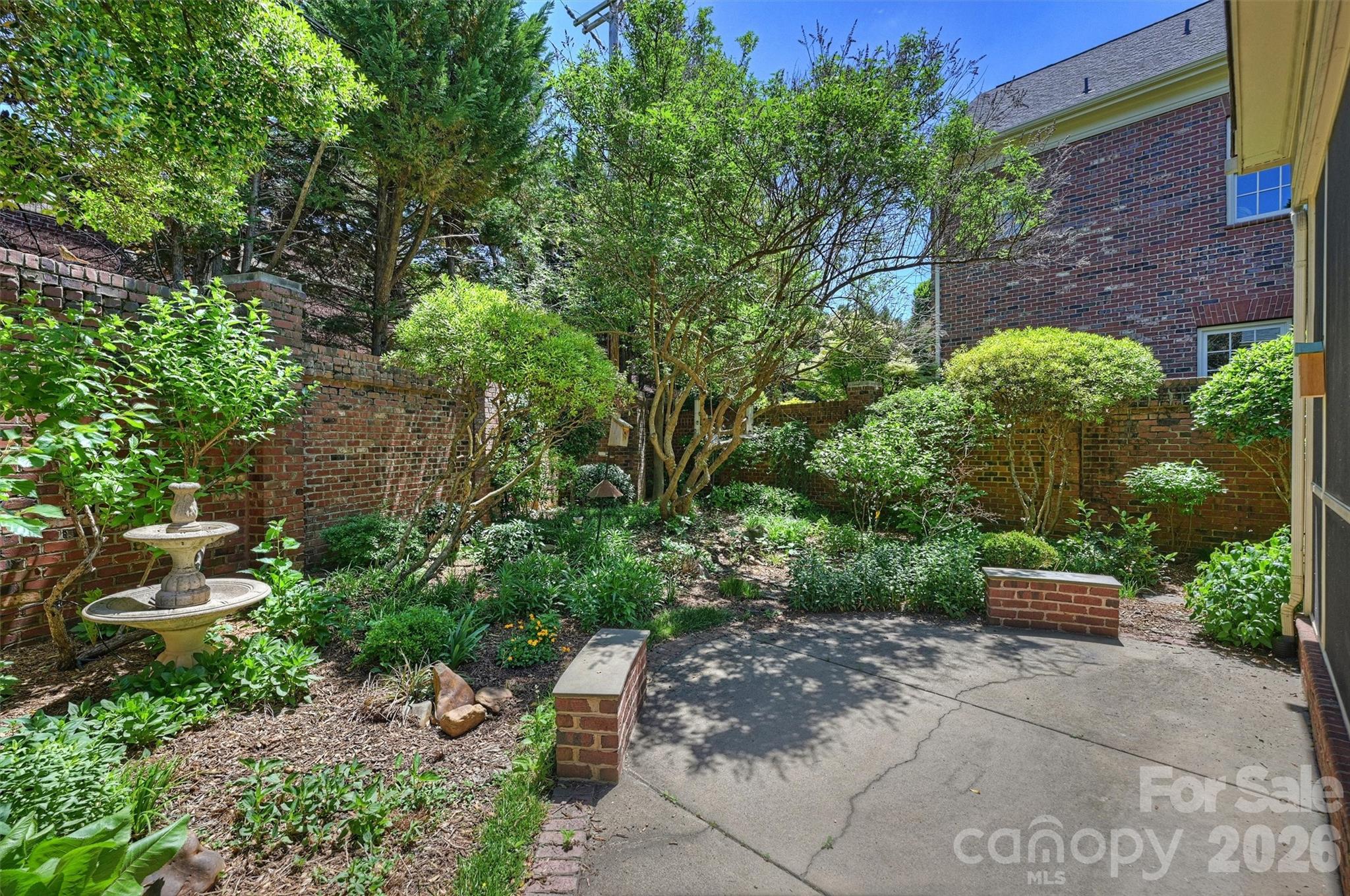 1115 S Kings Drive Property Photo 40