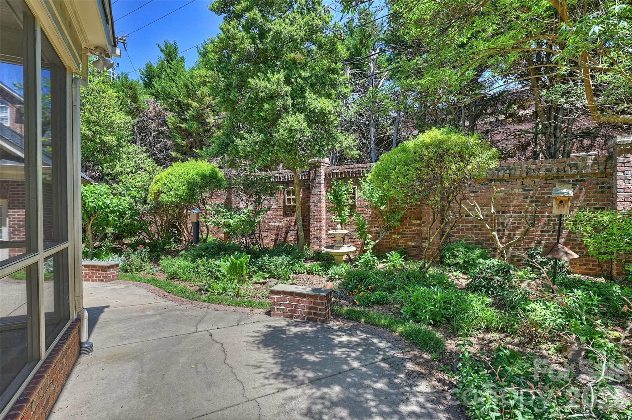 1115 S Kings Drive Property Photo 42