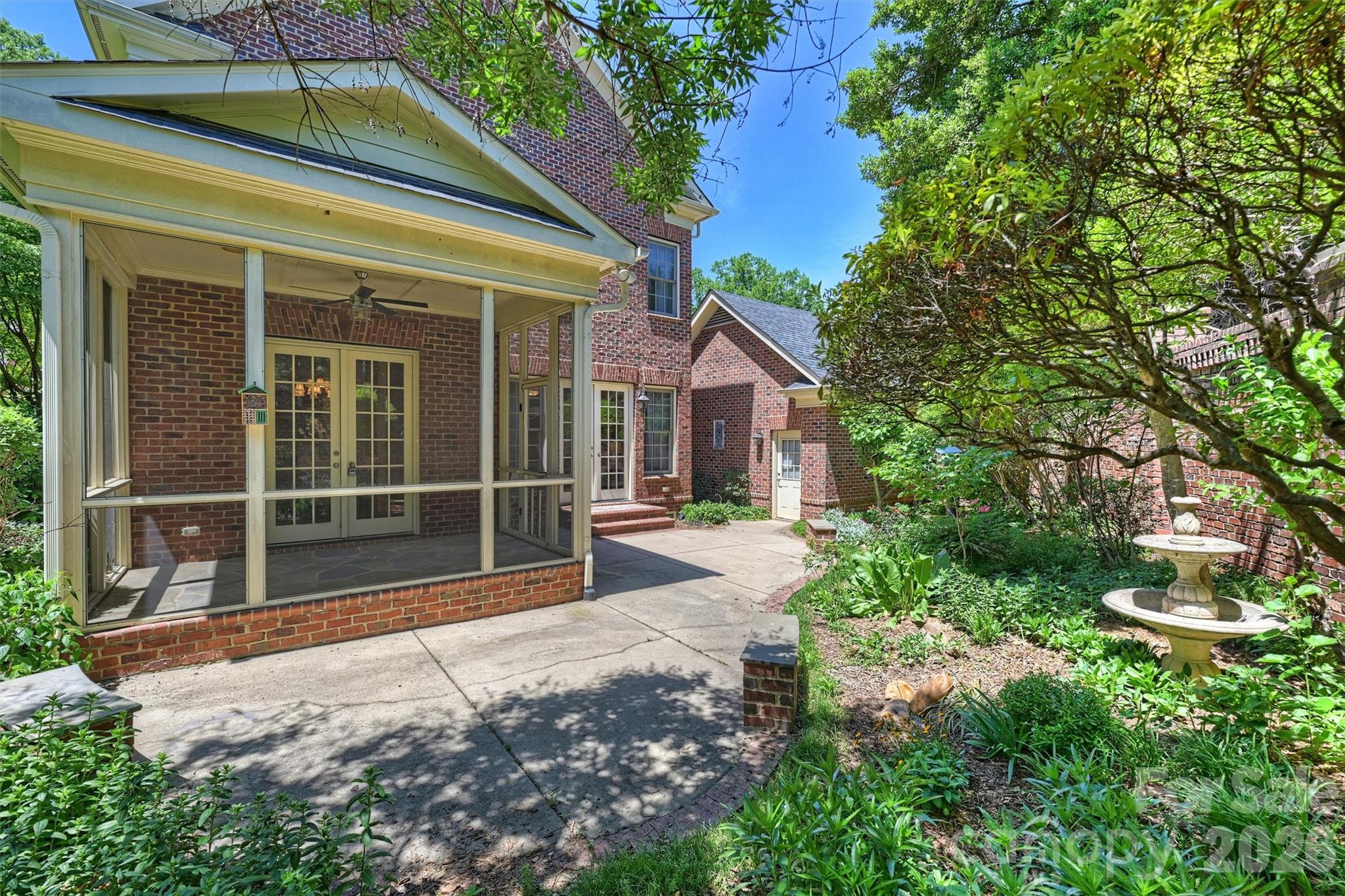 1115 S Kings Drive Property Photo 45