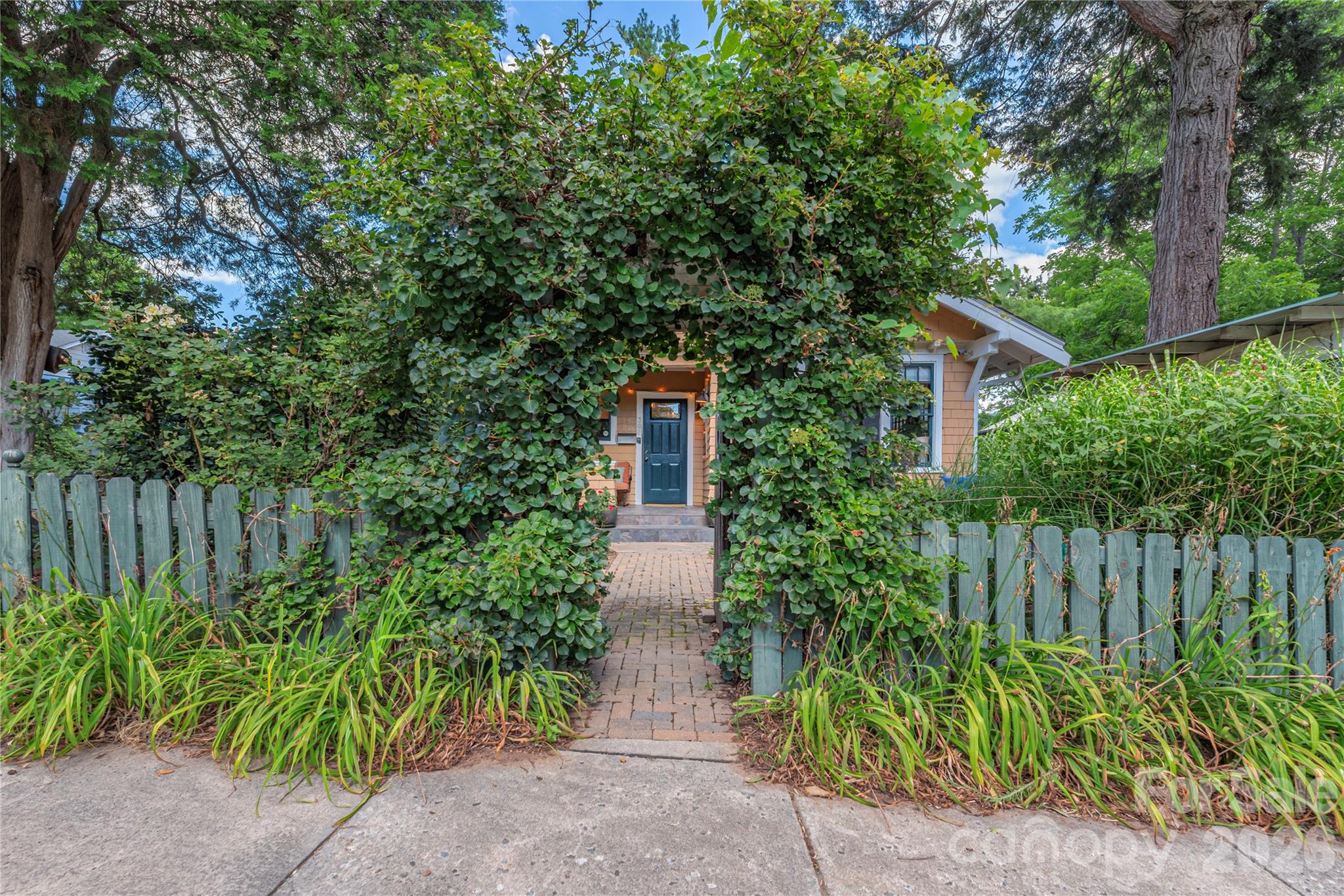 302 Hillside Street Property Photo 4