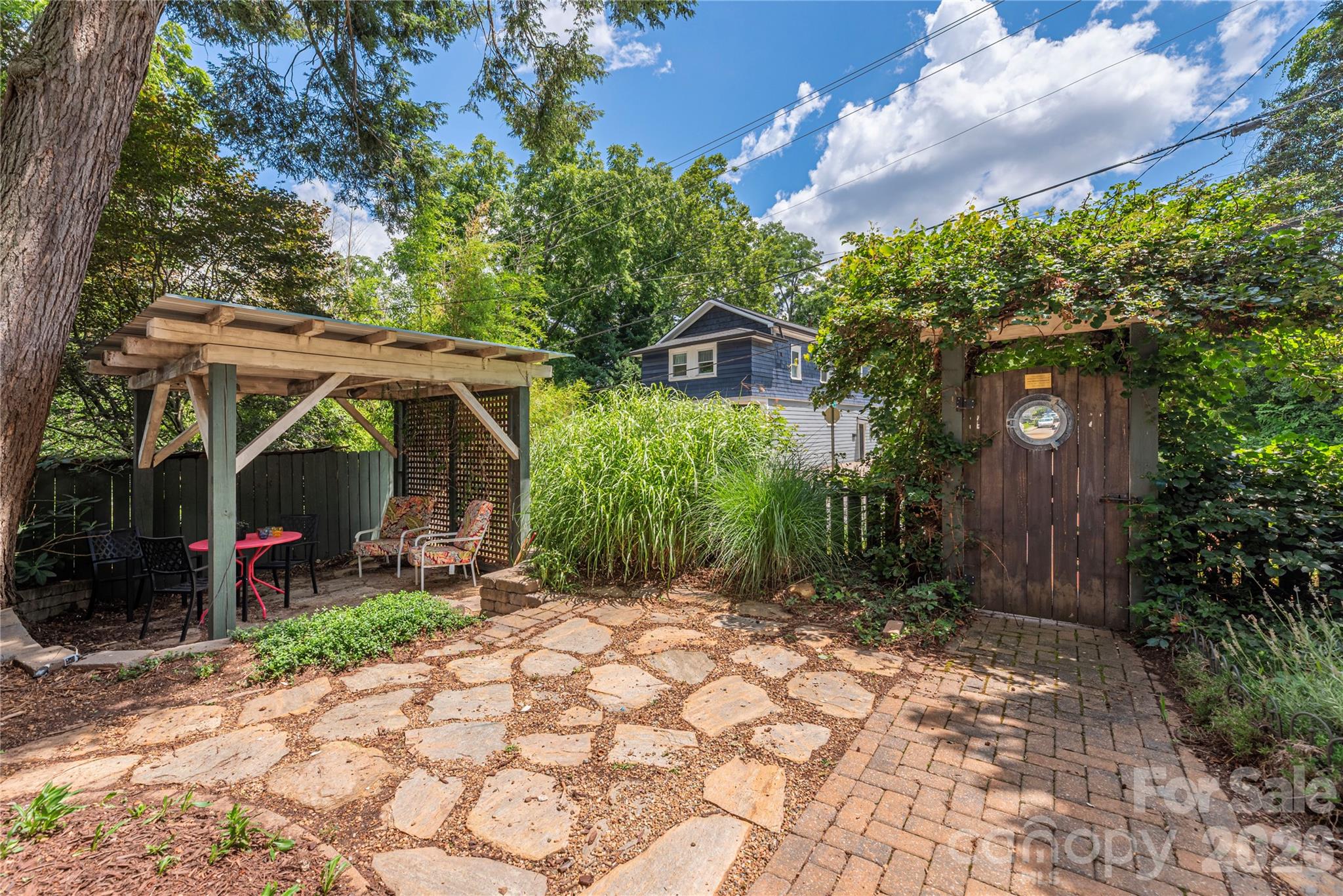 302 Hillside Street Property Photo 6
