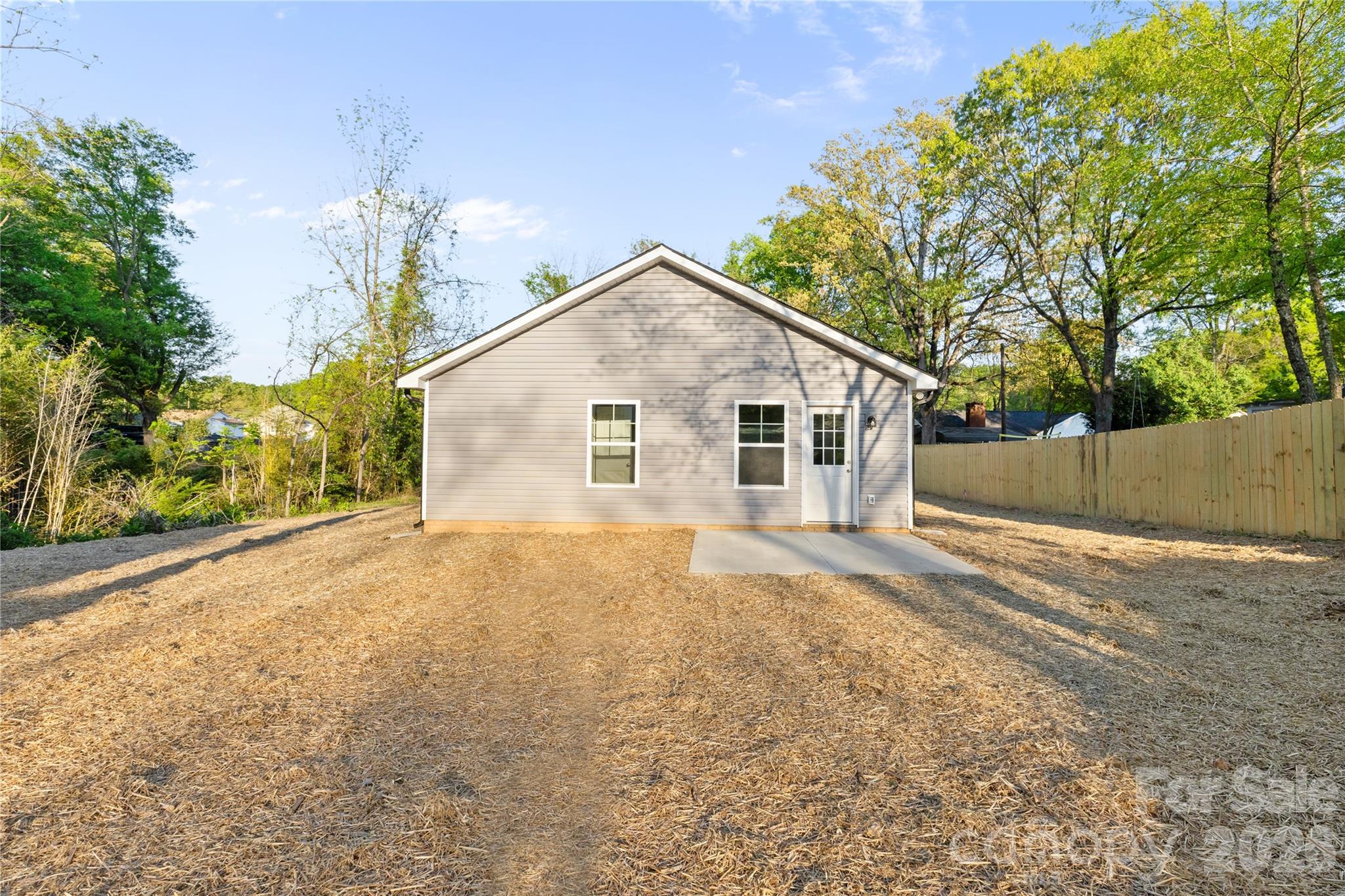 1021 E 10th Street Property Photo 3