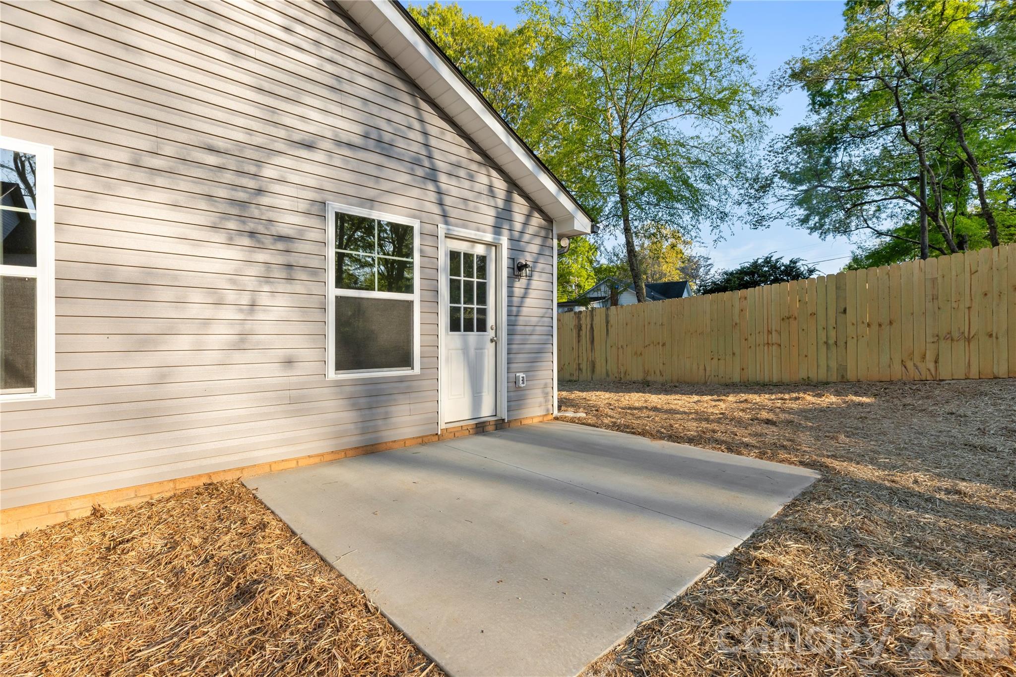1021 E 10th Street Property Photo 5